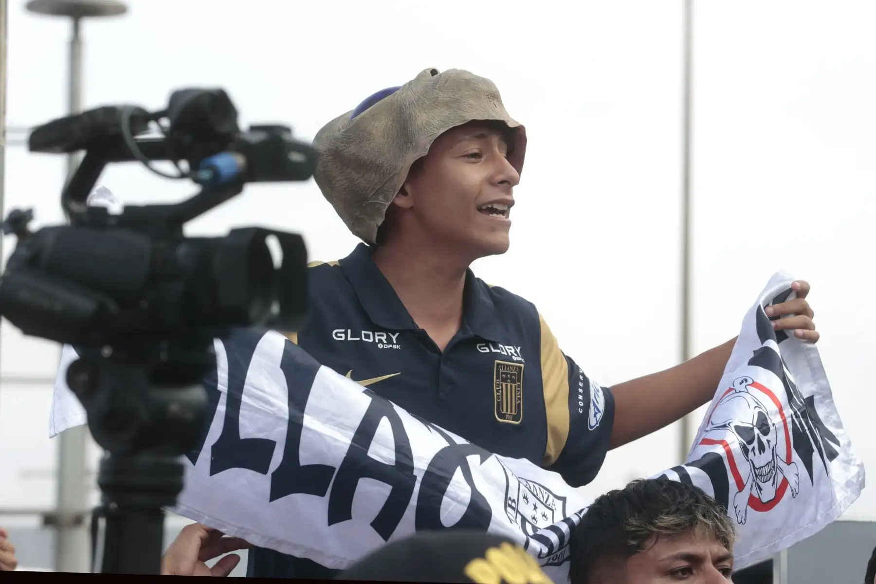 Hinchas reciben a jugadores de Alianza Lima en aeropuerto Jorge Chavez.  Foto: ANDINA/Vidal Tarqui