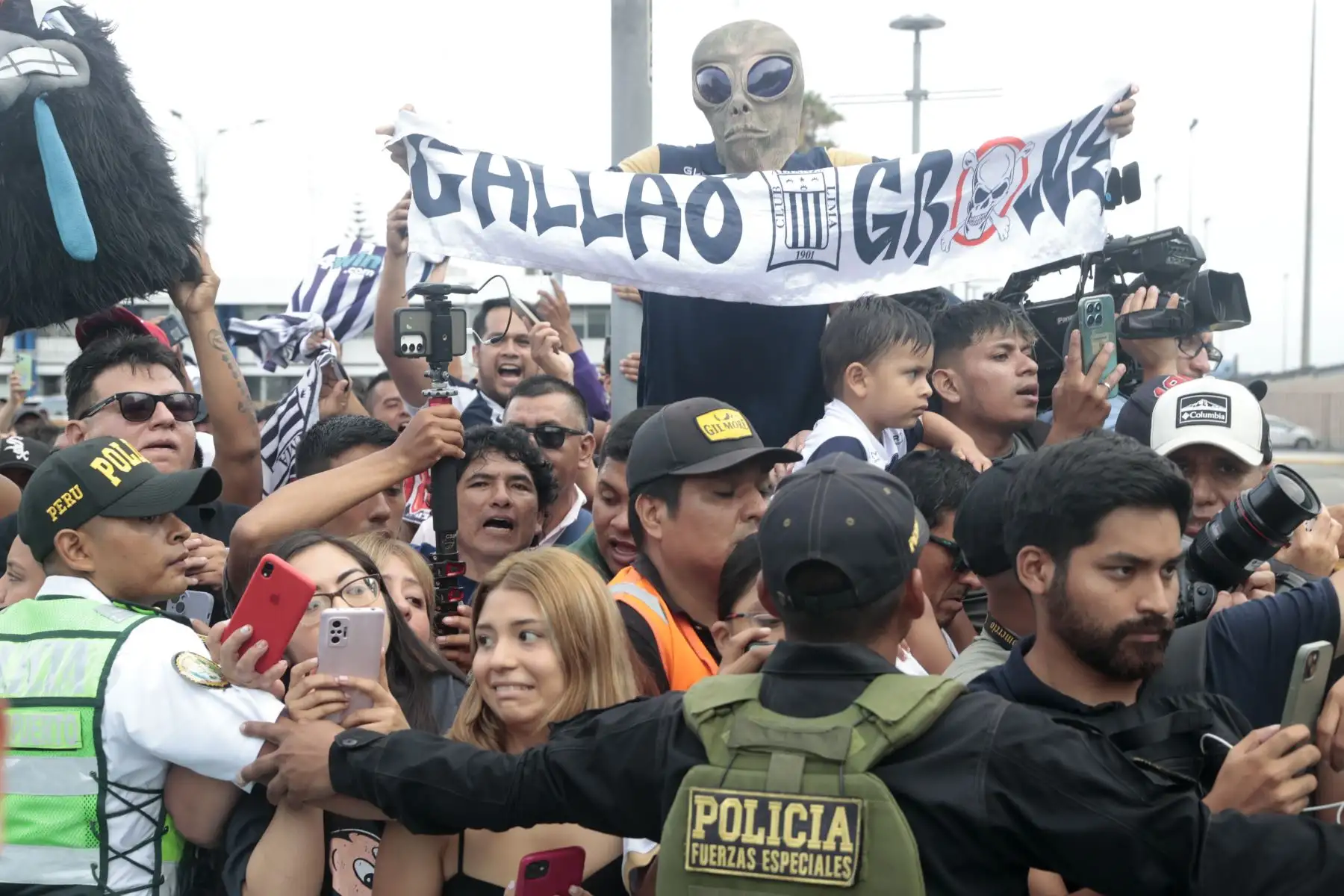 Hinchas reciben a jugadores de Alianza Lima en aeropuerto Jorge Chavez.  Foto: ANDINA/Vidal Tarqui