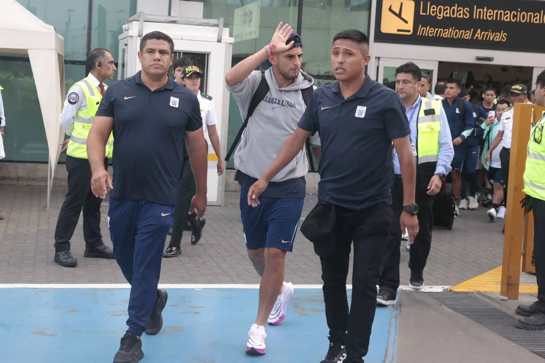 Hinchas reciben a jugadores de Alianza Lima en aeropuerto Jorge Chavez.  Foto: ANDINA/Vidal Tarqui