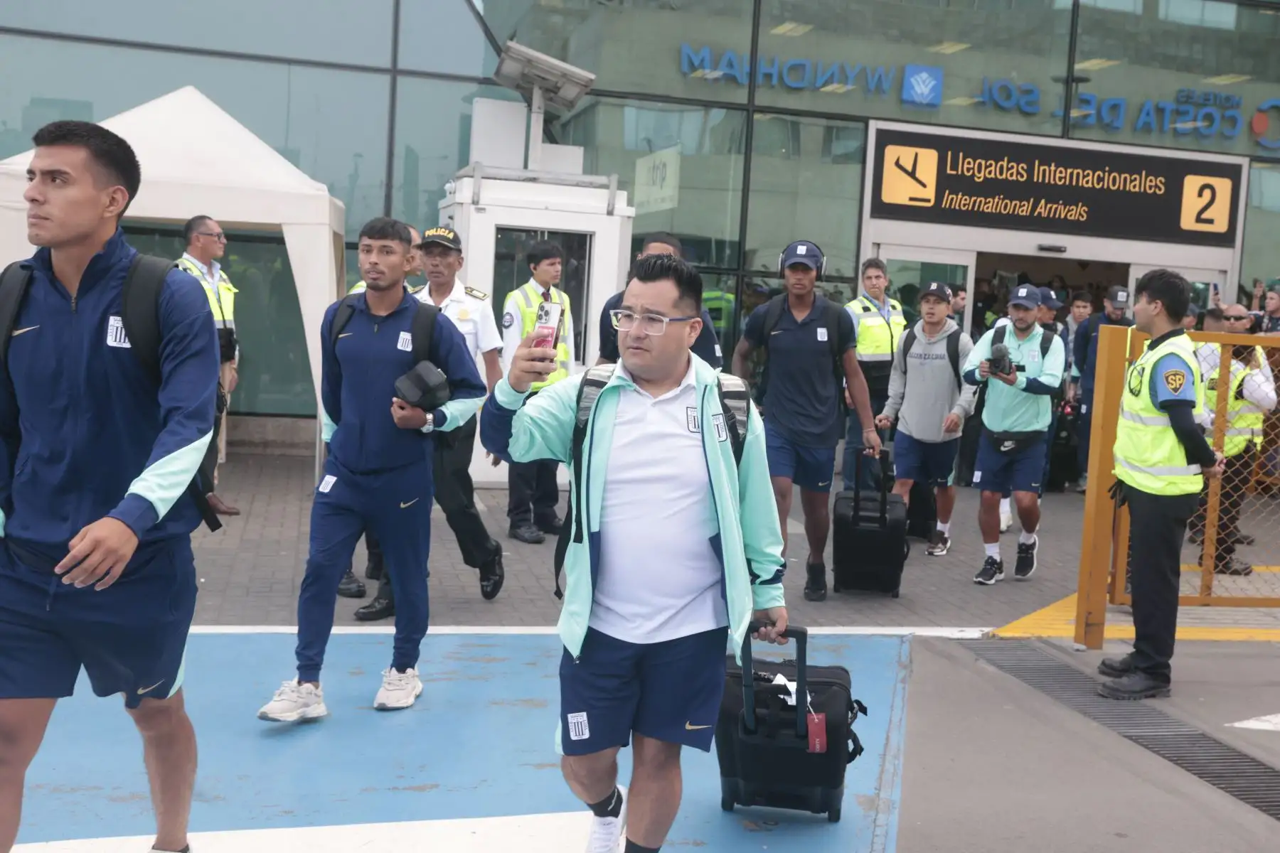 Hinchas reciben a jugadores de Alianza Lima en aeropuerto Jorge Chavez.  Foto: ANDINA/Vidal Tarqui