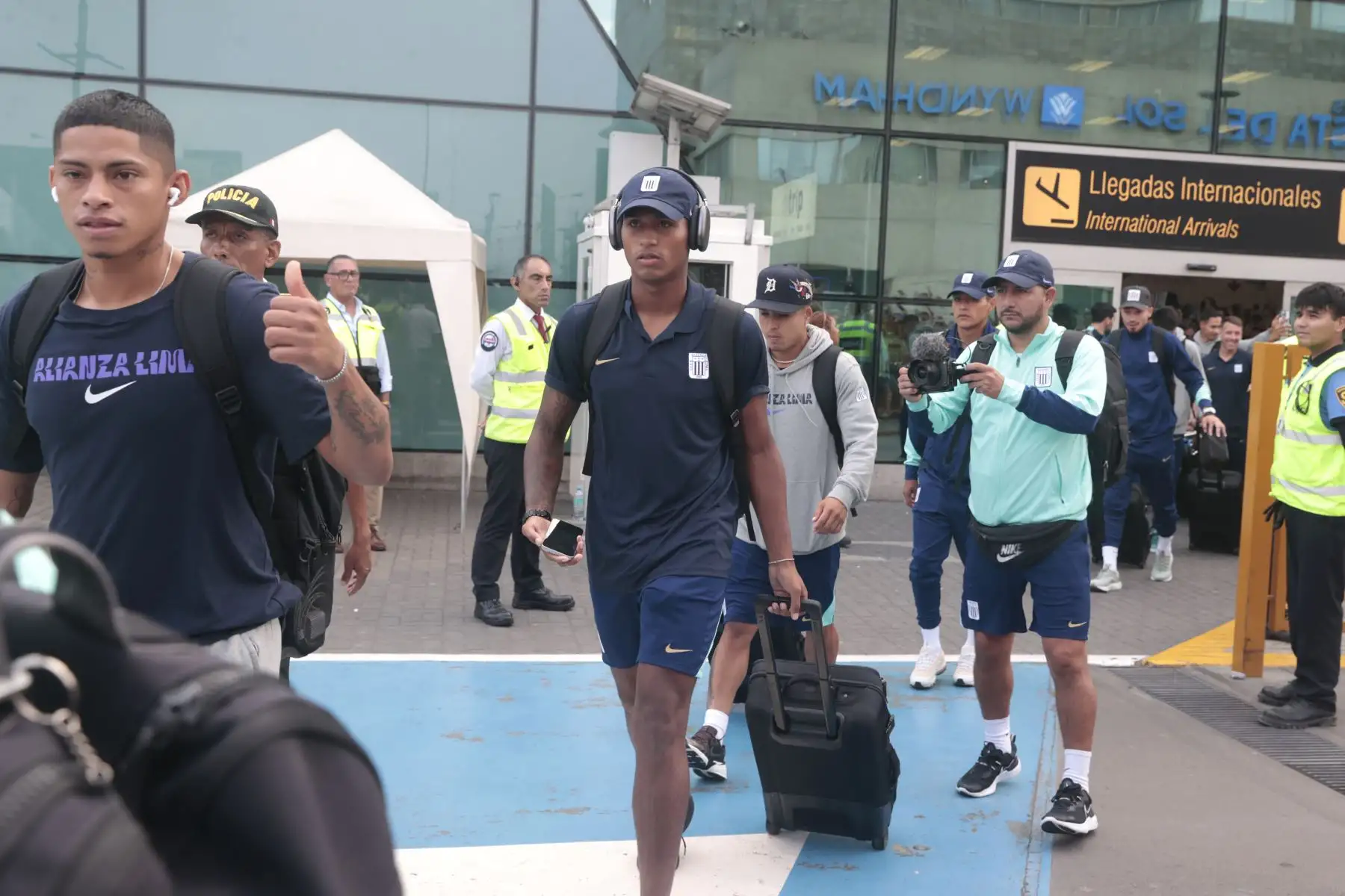 Hinchas reciben a jugadores de Alianza Lima en aeropuerto Jorge Chavez.  Foto: ANDINA/Vidal Tarqui
