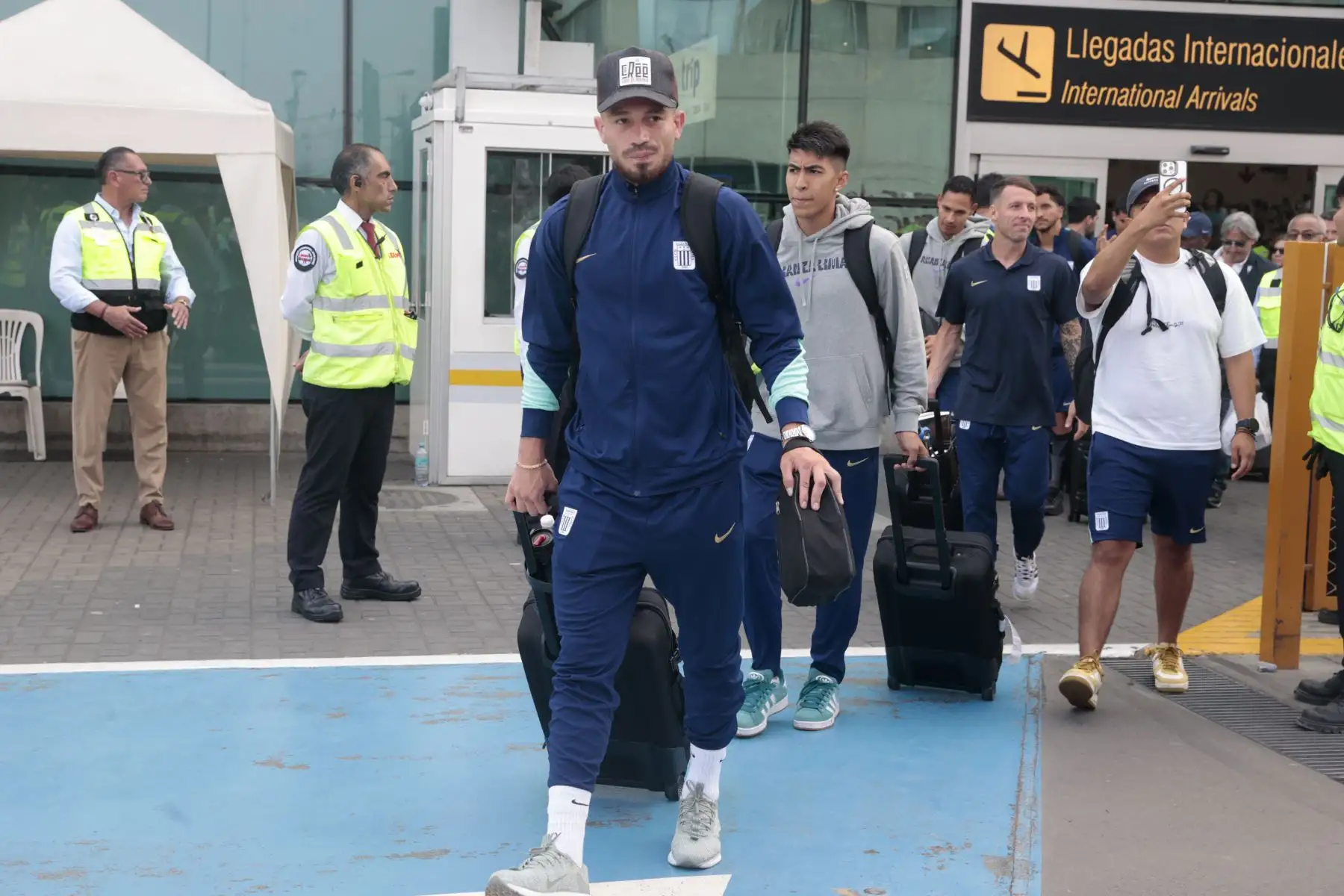 Hinchas reciben a jugadores de Alianza Lima en aeropuerto Jorge Chavez.  Foto: ANDINA/Vidal Tarqui