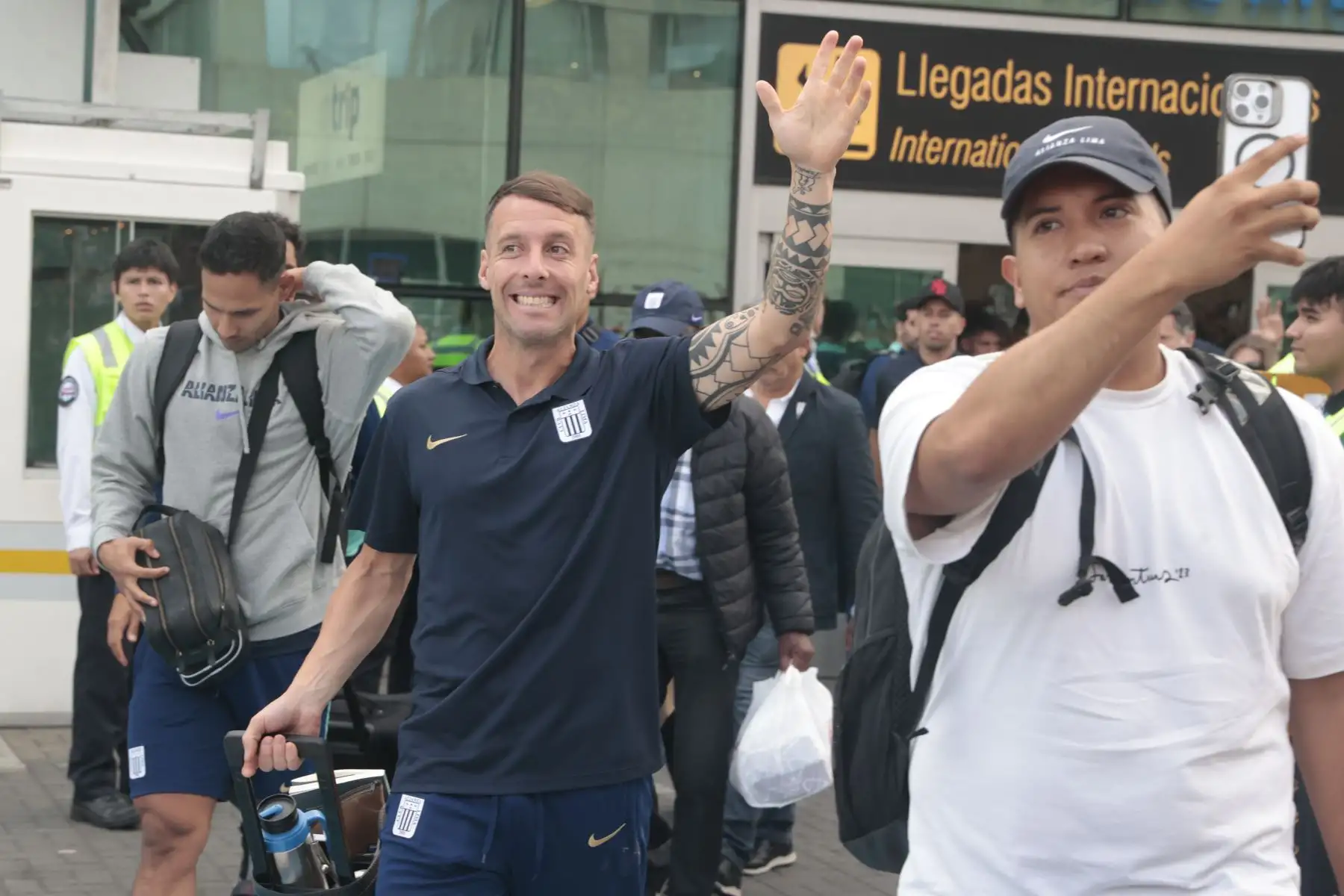 Hinchas reciben a jugadores de Alianza Lima en aeropuerto Jorge Chavez.  Foto: ANDINA/Vidal Tarqui