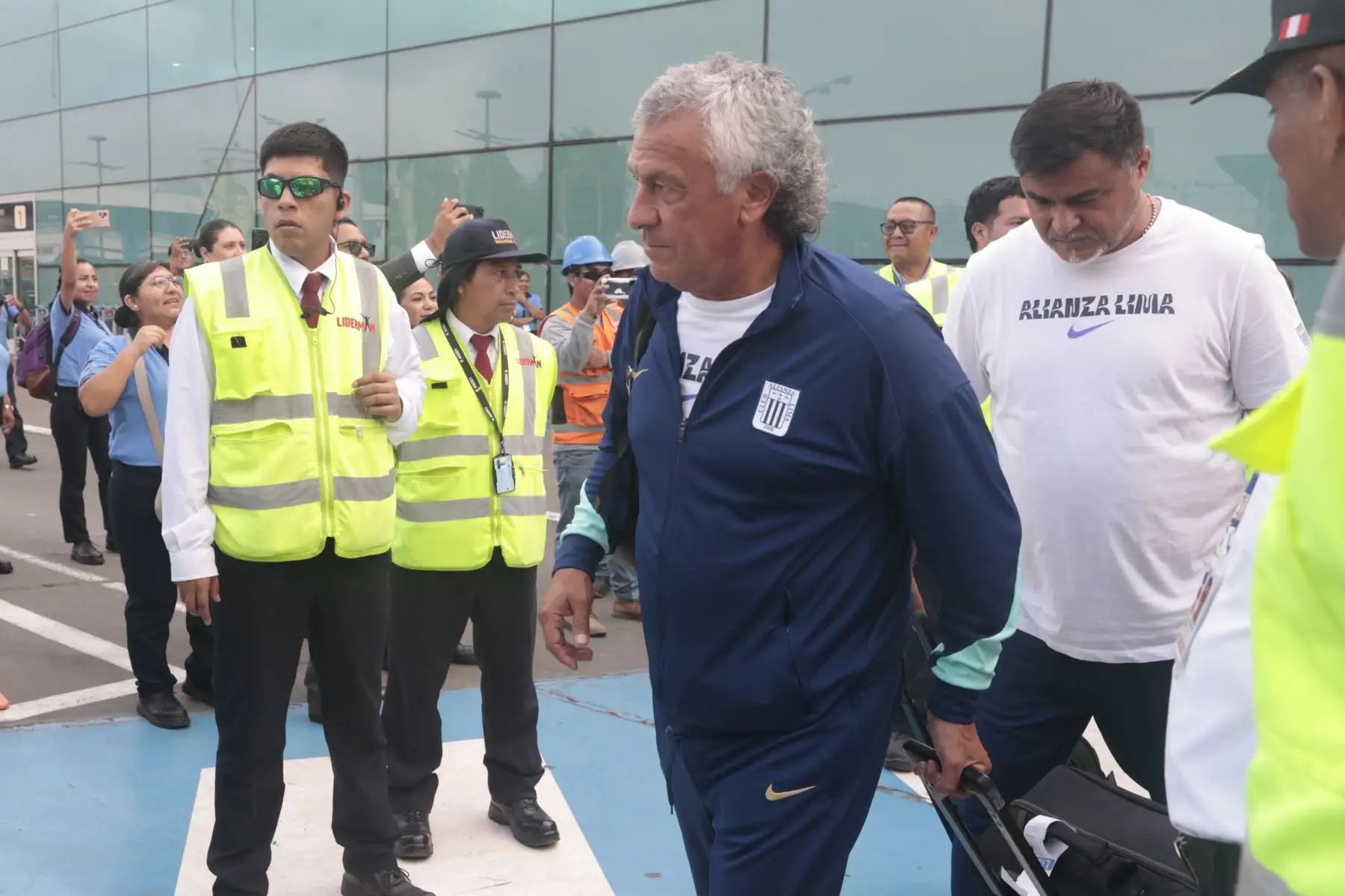 Hinchas reciben a jugadores de Alianza Lima en aeropuerto Jorge Chavez.  Foto: ANDINA/Vidal Tarqui