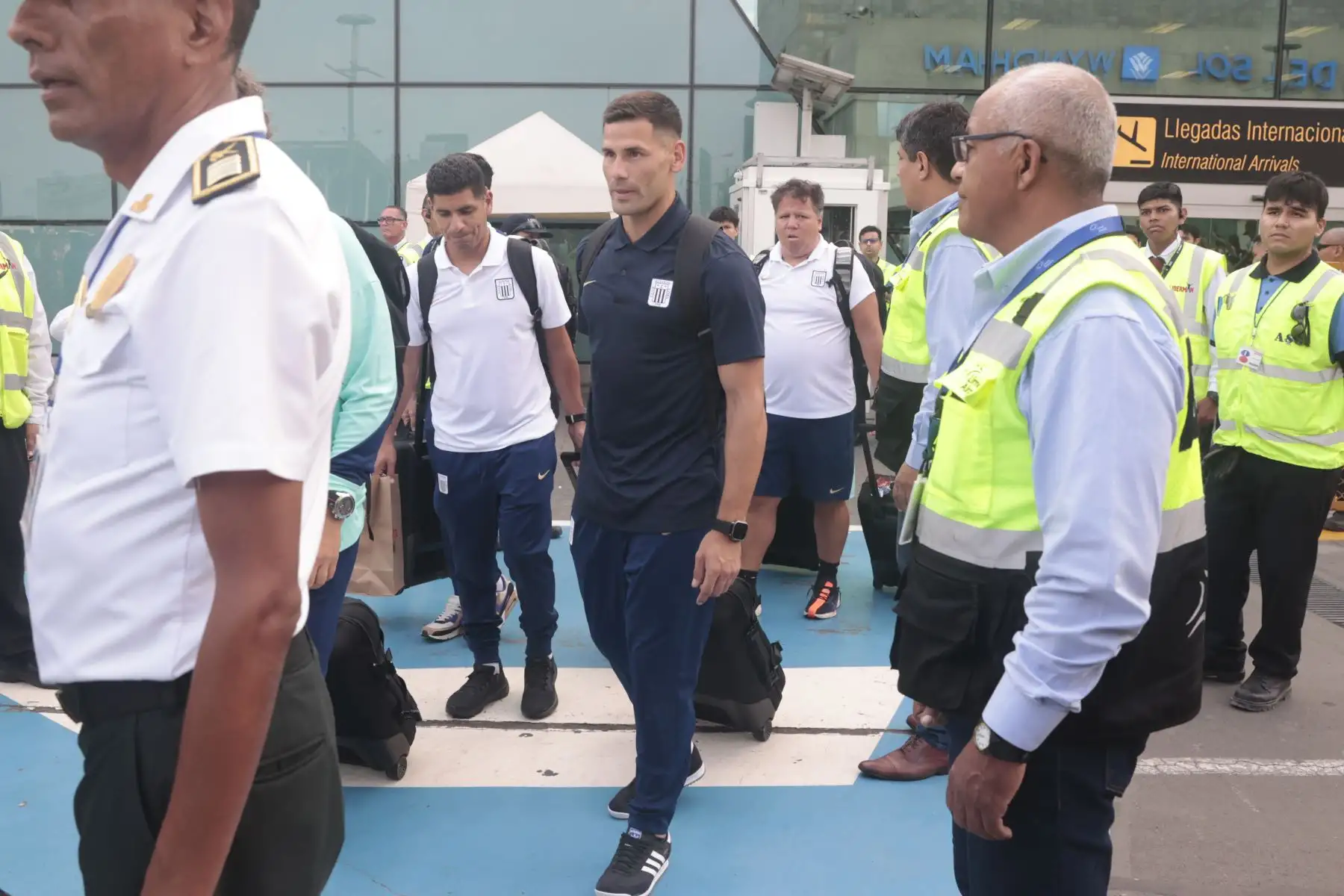 Hinchas reciben a jugadores de Alianza Lima en aeropuerto Jorge Chavez.  Foto: ANDINA/Vidal Tarqui