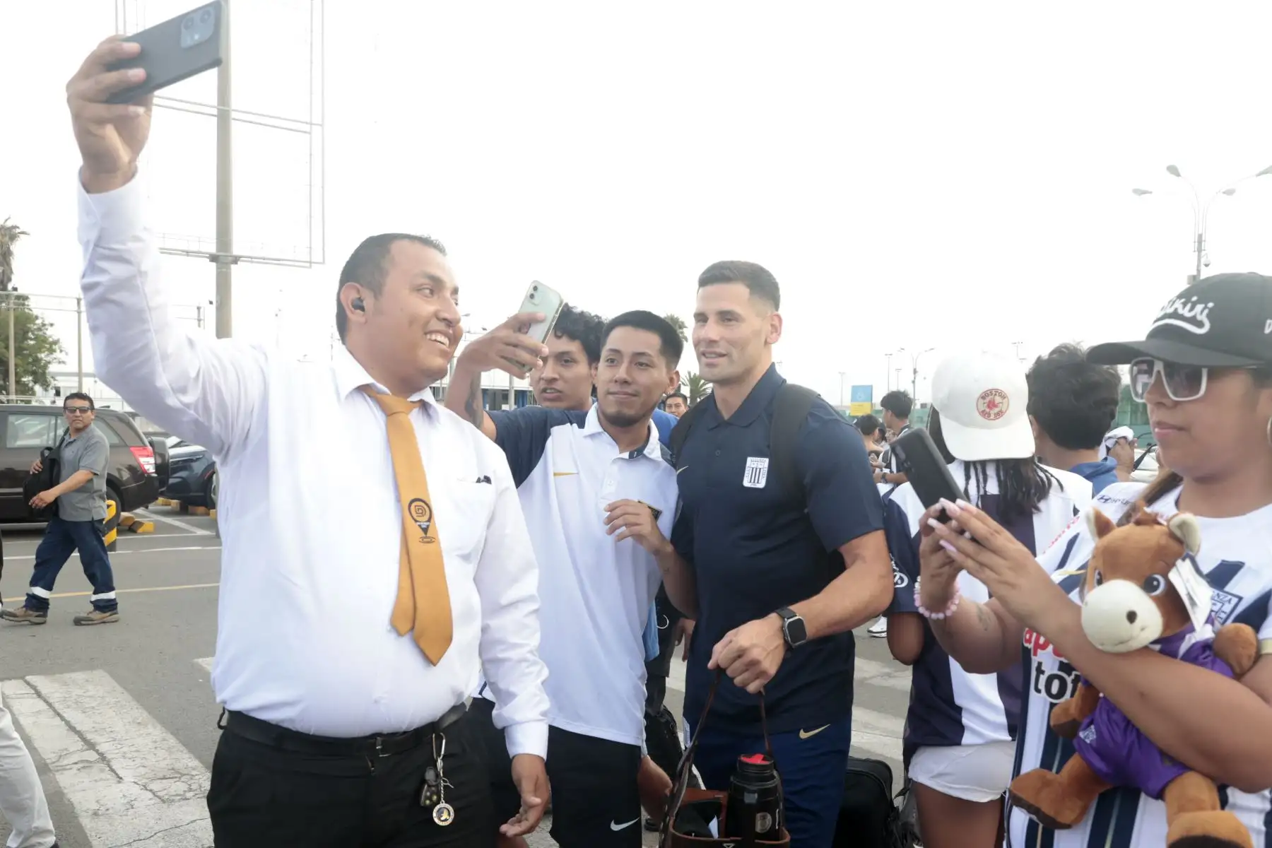 Hinchas reciben a jugadores de Alianza Lima en aeropuerto Jorge Chavez.  Foto: ANDINA/Vidal Tarqui