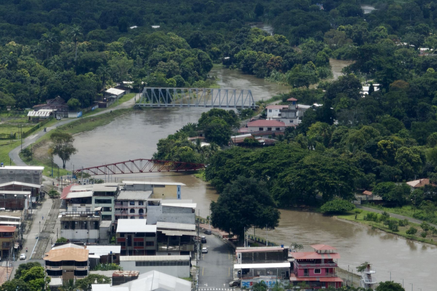 Vista aérea del río Yaguachi se desbordó debido a fuertes lluvias en Yaguachi, Provincia del Guayas, Ecuador. AFP