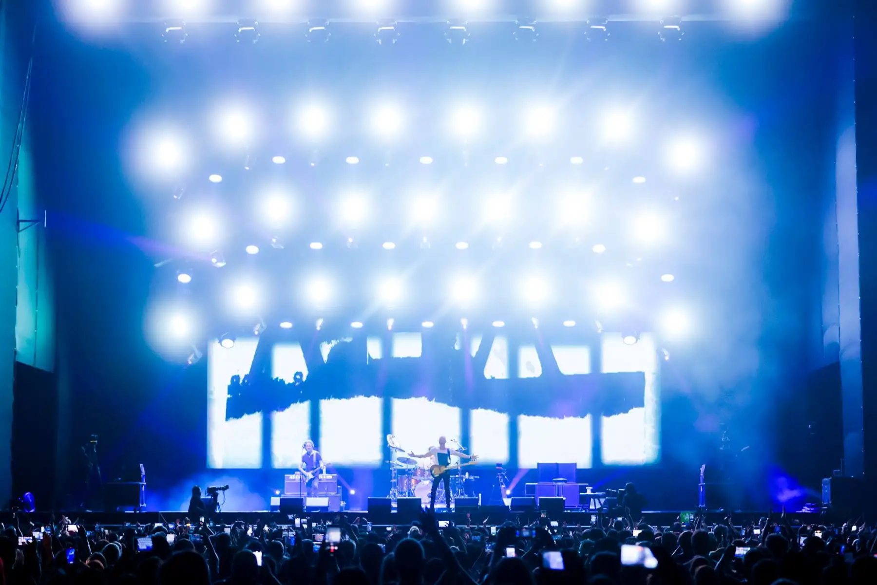 Sting regresó al Perú después de 14 años y deslumbró al público limeño con un espectacular concierto en Costa 21 como parte de su gira Sting 3.0. Con un show minimalista pero electrizante, repasó grandes éxitos como Message in a Bottle, Englishman in New York y Every Breath You Take. La noche cerró con Roxanne y Fragile, dejando a sus seguidores emocionados tras una presentación inolvidable. Foto: ANDINA/Luis Iparraguirre