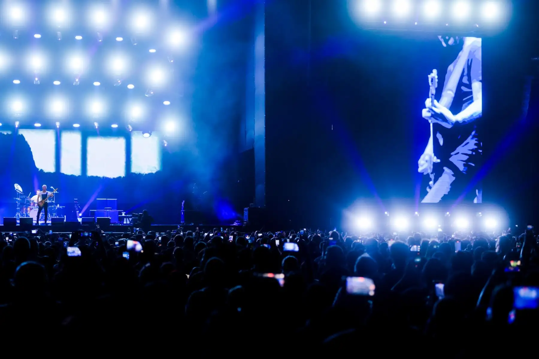 Sting regresó al Perú después de 14 años y deslumbró al público limeño con un espectacular concierto en Costa 21 como parte de su gira Sting 3.0. Con un show minimalista pero electrizante, repasó grandes éxitos como Message in a Bottle, Englishman in New York y Every Breath You Take. La noche cerró con Roxanne y Fragile, dejando a sus seguidores emocionados tras una presentación inolvidable. Foto: ANDINA/Luis Iparraguirre