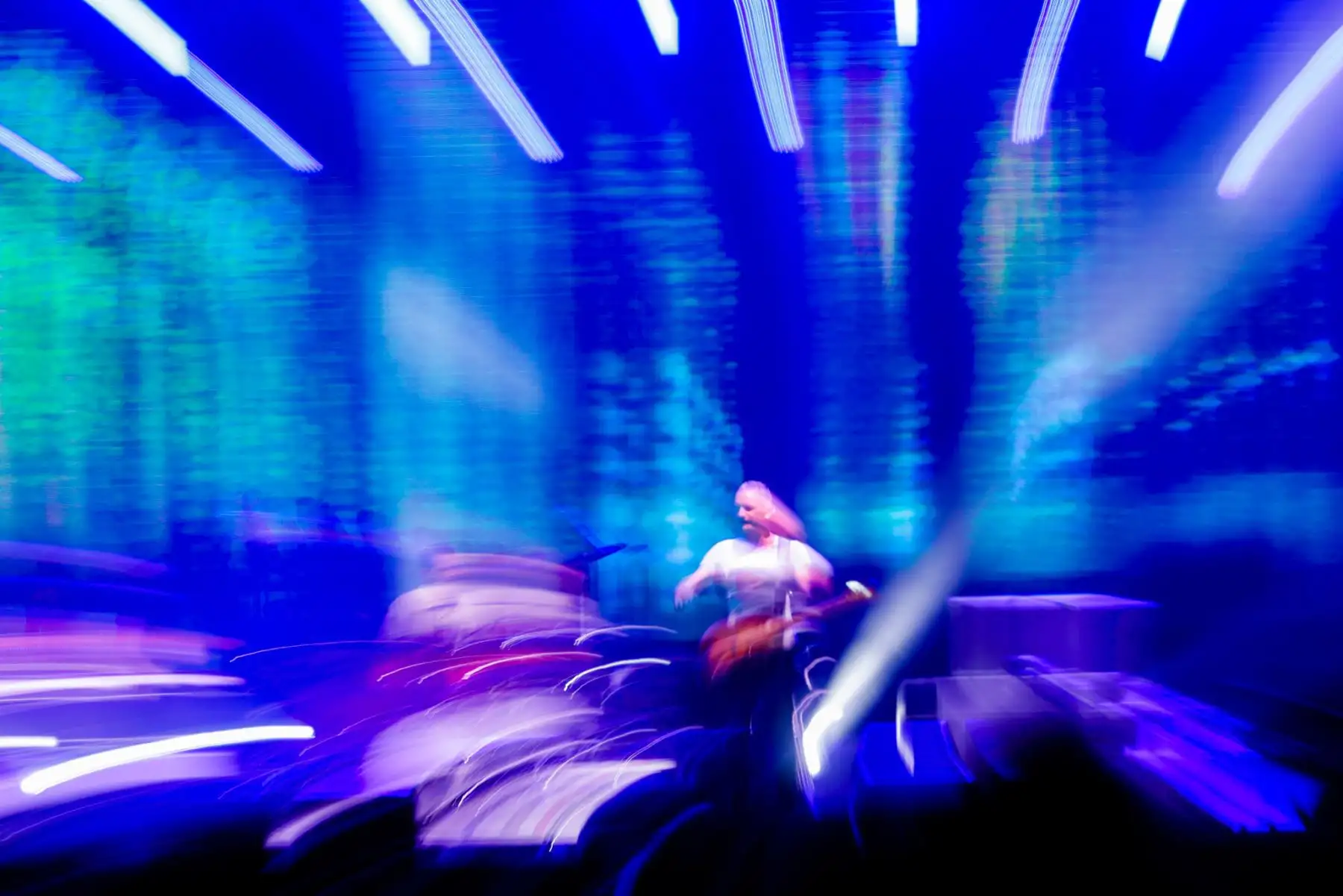 Sting regresó al Perú después de 14 años y deslumbró al público limeño con un espectacular concierto en Costa 21 como parte de su gira Sting 3.0. Con un show minimalista pero electrizante, repasó grandes éxitos como Message in a Bottle, Englishman in New York y Every Breath You Take. La noche cerró con Roxanne y Fragile, dejando a sus seguidores emocionados tras una presentación inolvidable. Foto: ANDINA/Luis Iparraguirre