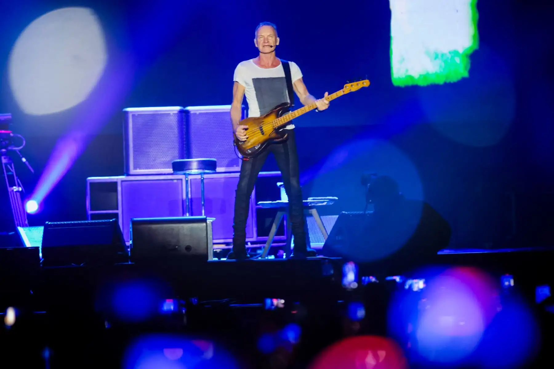 Sting regresó al Perú después de 14 años y deslumbró al público limeño con un espectacular concierto en Costa 21 como parte de su gira Sting 3.0. Con un show minimalista pero electrizante, repasó grandes éxitos como Message in a Bottle, Englishman in New York y Every Breath You Take. La noche cerró con Roxanne y Fragile, dejando a sus seguidores emocionados tras una presentación inolvidable. Foto: ANDINA/Luis Iparraguirre