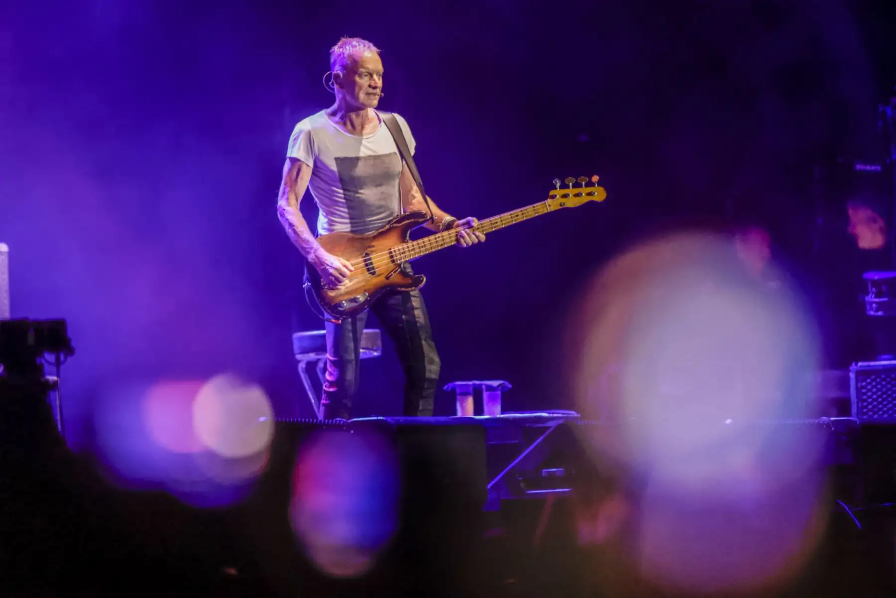 Sting regresó al Perú después de 14 años y deslumbró al público limeño con un espectacular concierto en Costa 21 como parte de su gira Sting 3.0. Con un show minimalista pero electrizante, repasó grandes éxitos como Message in a Bottle, Englishman in New York y Every Breath You Take. La noche cerró con Roxanne y Fragile, dejando a sus seguidores emocionados tras una presentación inolvidable. Foto: ANDINA/Luis Iparraguirre