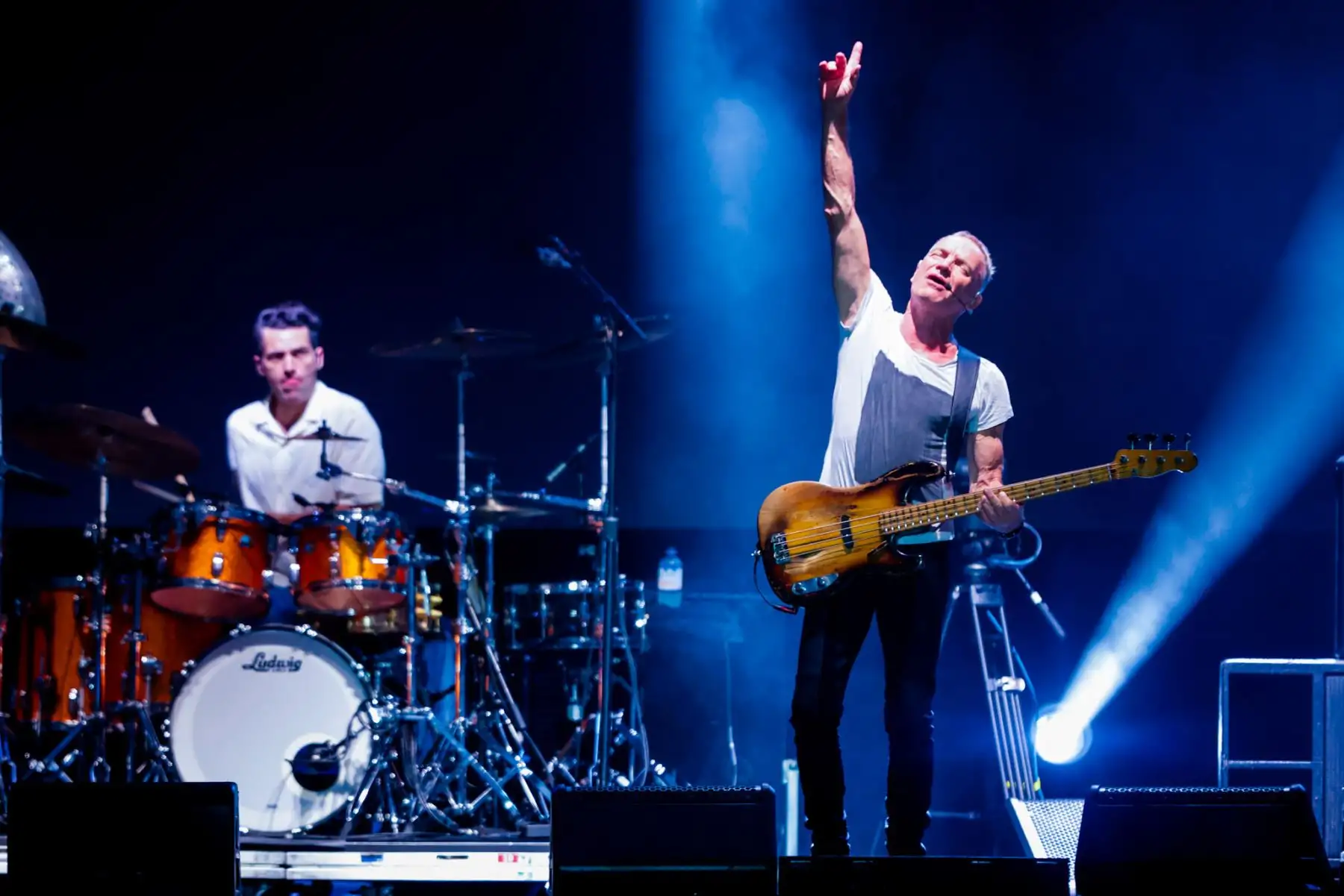 Sting regresó al Perú después de 14 años y deslumbró al público limeño con un espectacular concierto en Costa 21 como parte de su gira Sting 3.0. Con un show minimalista pero electrizante, repasó grandes éxitos como Message in a Bottle, Englishman in New York y Every Breath You Take. La noche cerró con Roxanne y Fragile, dejando a sus seguidores emocionados tras una presentación inolvidable. Foto: ANDINA/Luis Iparraguirre