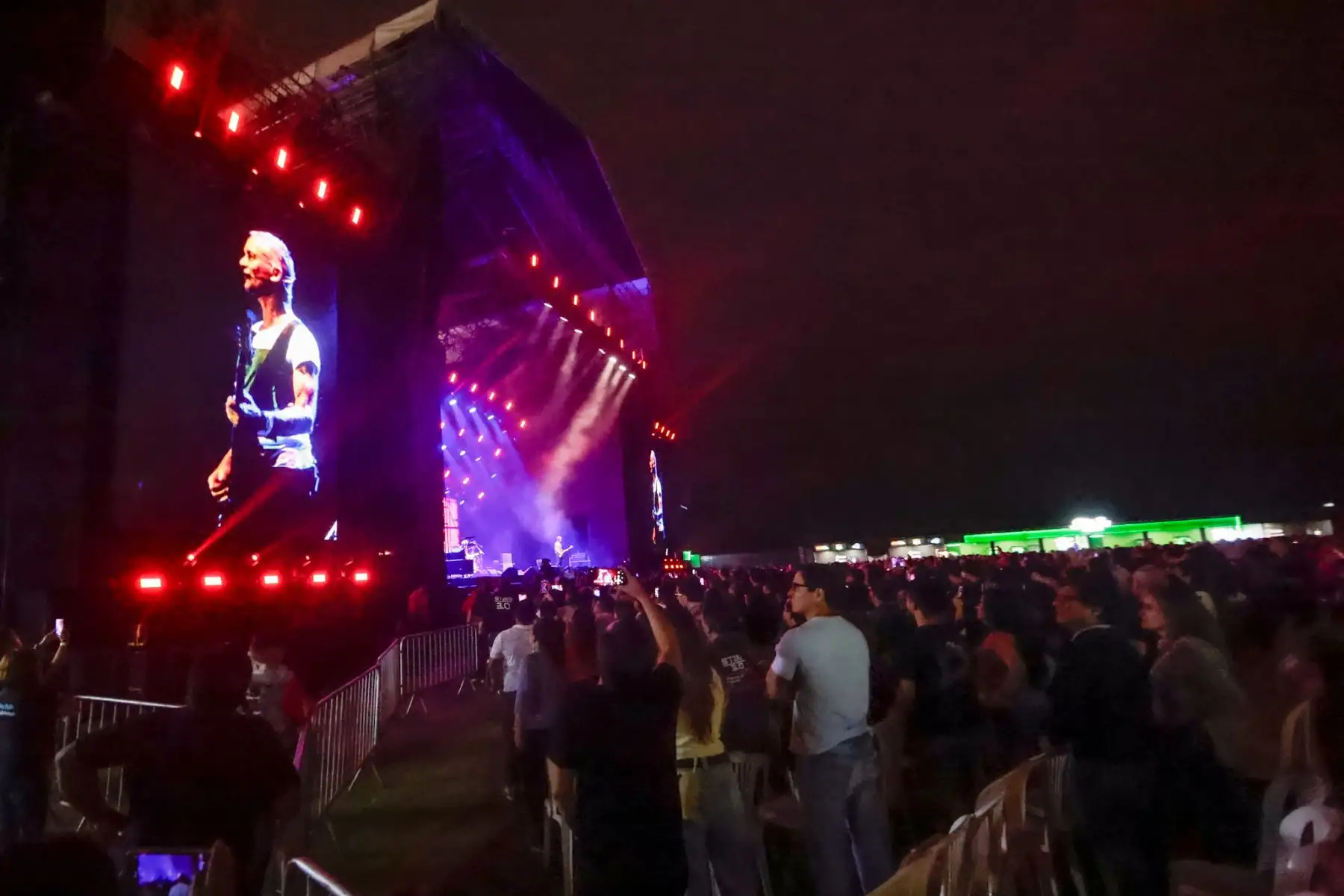 Sting regresó al Perú después de 14 años y deslumbró al público limeño con un espectacular concierto en Costa 21 como parte de su gira Sting 3.0. Con un show minimalista pero electrizante, repasó grandes éxitos como Message in a Bottle, Englishman in New York y Every Breath You Take. La noche cerró con Roxanne y Fragile, dejando a sus seguidores emocionados tras una presentación inolvidable. Foto: ANDINA/Luis Iparraguirre