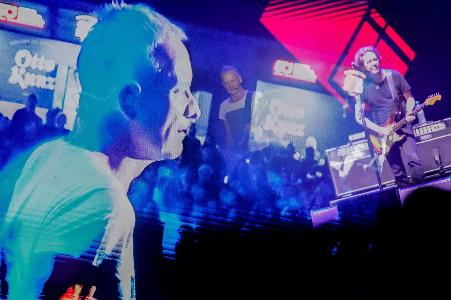 Sting regresó al Perú después de 14 años y deslumbró al público limeño con un espectacular concierto en Costa 21 como parte de su gira Sting 3.0. Con un show minimalista pero electrizante, repasó grandes éxitos como Message in a Bottle, Englishman in New York y Every Breath You Take. La noche cerró con Roxanne y Fragile, dejando a sus seguidores emocionados tras una presentación inolvidable. Foto: ANDINA/Luis Iparraguirre