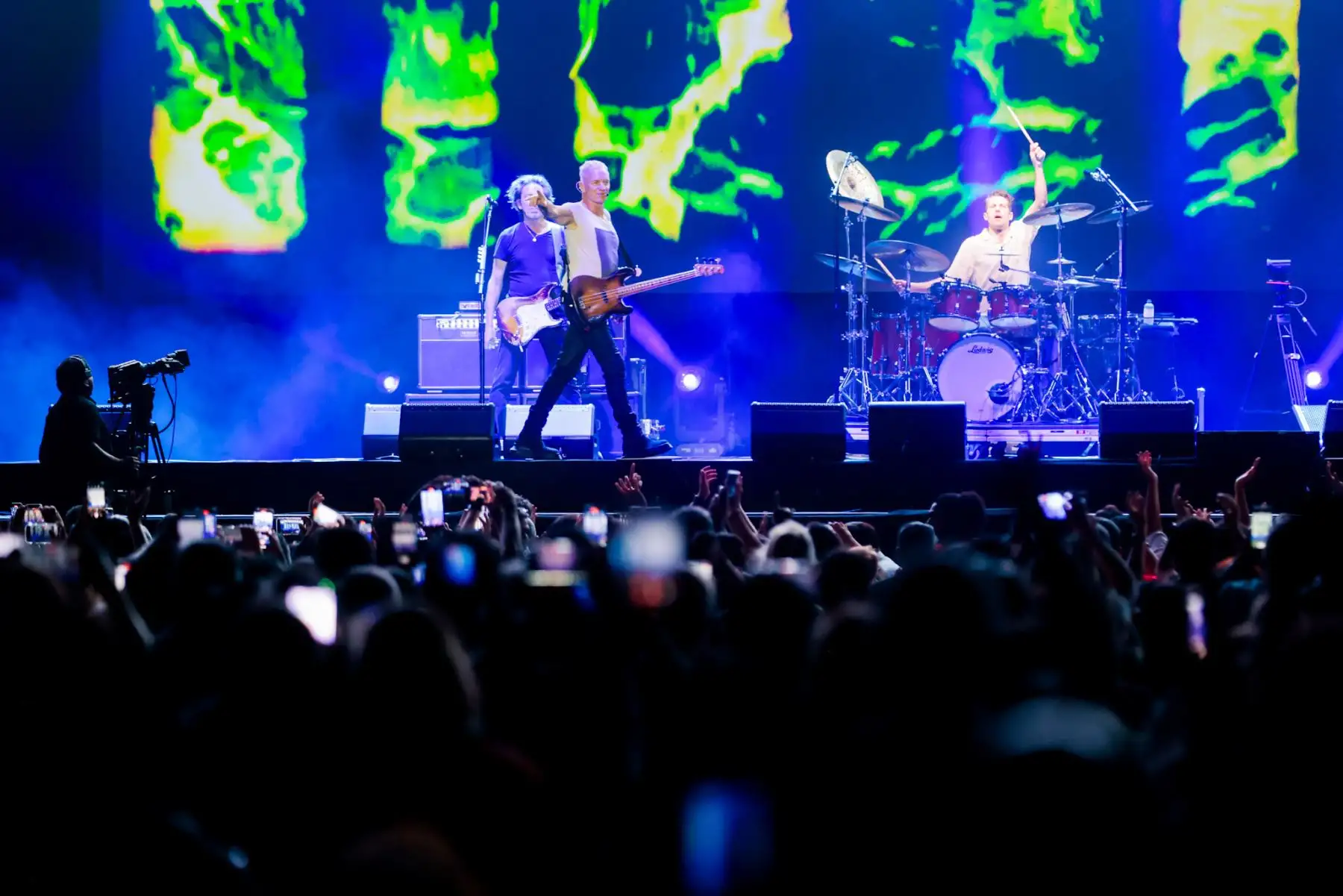 Sting regresó al Perú después de 14 años y deslumbró al público limeño con un espectacular concierto en Costa 21 como parte de su gira Sting 3.0. Con un show minimalista pero electrizante, repasó grandes éxitos como Message in a Bottle, Englishman in New York y Every Breath You Take. La noche cerró con Roxanne y Fragile, dejando a sus seguidores emocionados tras una presentación inolvidable. Foto: ANDINA/Luis Iparraguirre