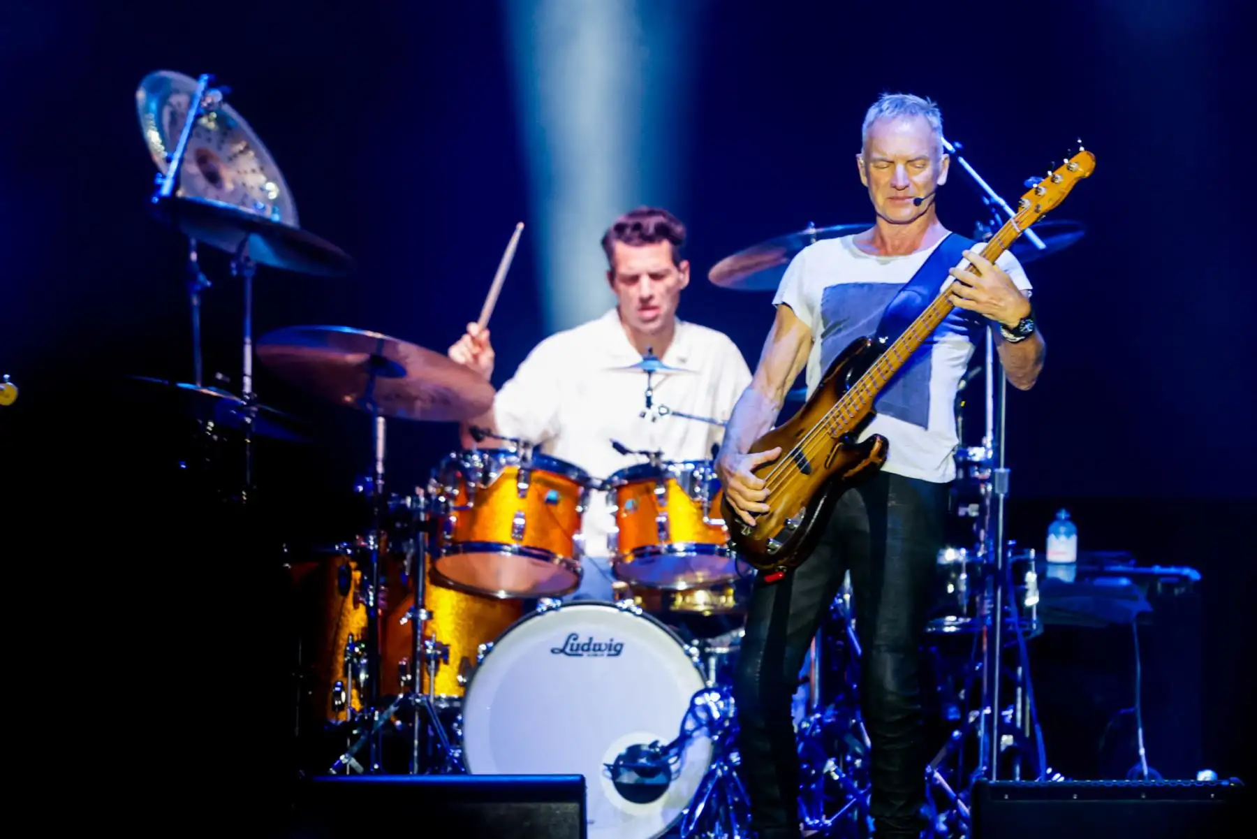 Sting regresó al Perú después de 14 años y deslumbró al público limeño con un espectacular concierto en Costa 21 como parte de su gira Sting 3.0. Con un show minimalista pero electrizante, repasó grandes éxitos como Message in a Bottle, Englishman in New York y Every Breath You Take. La noche cerró con Roxanne y Fragile, dejando a sus seguidores emocionados tras una presentación inolvidable. Foto: ANDINA/Luis Iparraguirre