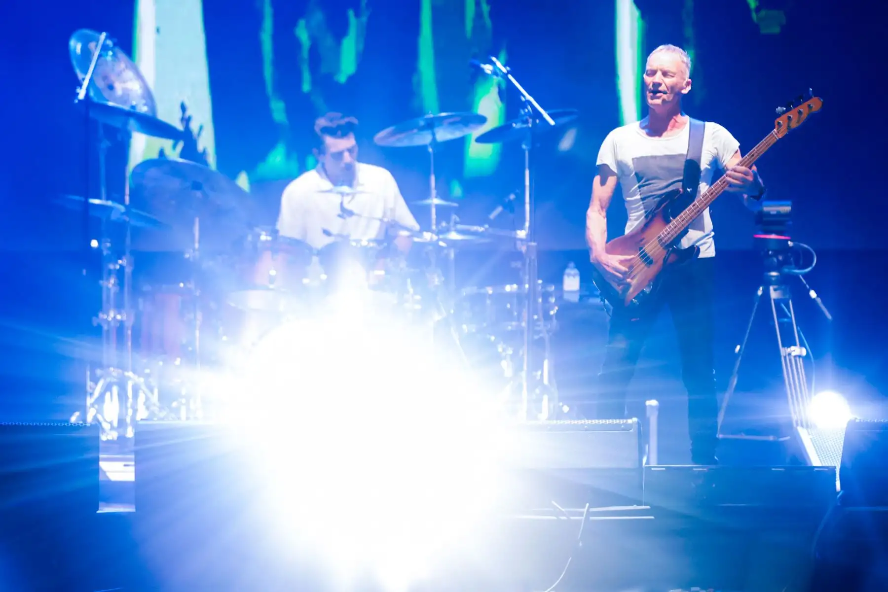 Sting regresó al Perú después de 14 años y deslumbró al público limeño con un espectacular concierto en Costa 21 como parte de su gira Sting 3.0. Con un show minimalista pero electrizante, repasó grandes éxitos como Message in a Bottle, Englishman in New York y Every Breath You Take. La noche cerró con Roxanne y Fragile, dejando a sus seguidores emocionados tras una presentación inolvidable. Foto: ANDINA/Luis Iparraguirre