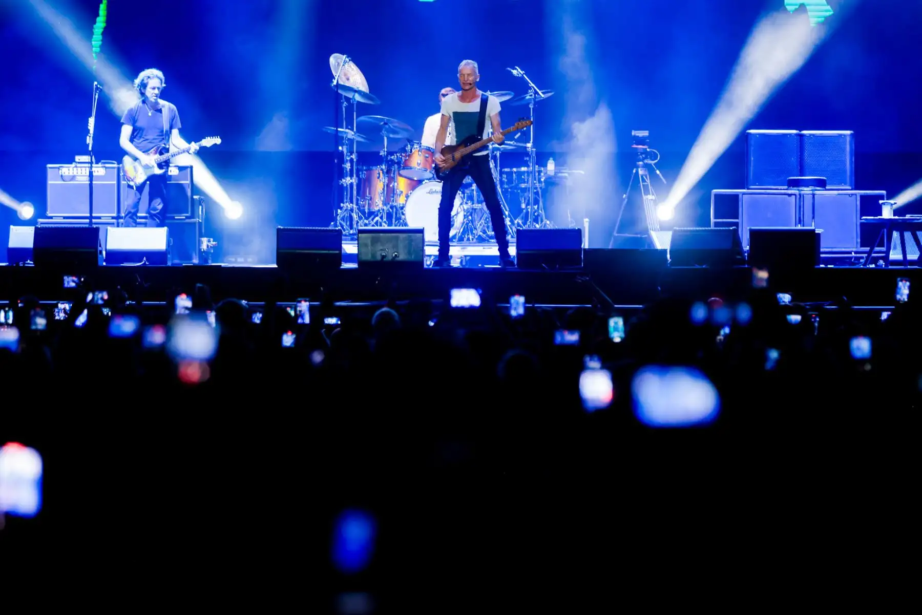 Sting regresó al Perú después de 14 años y deslumbró al público limeño con un espectacular concierto en Costa 21 como parte de su gira Sting 3.0. Con un show minimalista pero electrizante, repasó grandes éxitos como Message in a Bottle, Englishman in New York y Every Breath You Take. La noche cerró con Roxanne y Fragile, dejando a sus seguidores emocionados tras una presentación inolvidable. Foto: ANDINA/Luis Iparraguirre