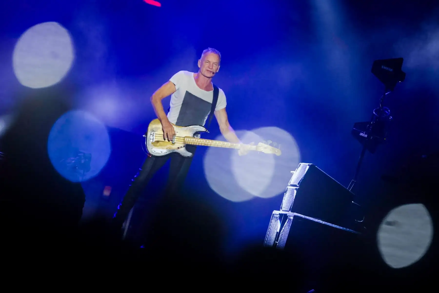 Sting regresó al Perú después de 14 años y deslumbró al público limeño con un espectacular concierto en Costa 21 como parte de su gira Sting 3.0. Con un show minimalista pero electrizante, repasó grandes éxitos como Message in a Bottle, Englishman in New York y Every Breath You Take. La noche cerró con Roxanne y Fragile, dejando a sus seguidores emocionados tras una presentación inolvidable. Foto: ANDINA/Luis Iparraguirre