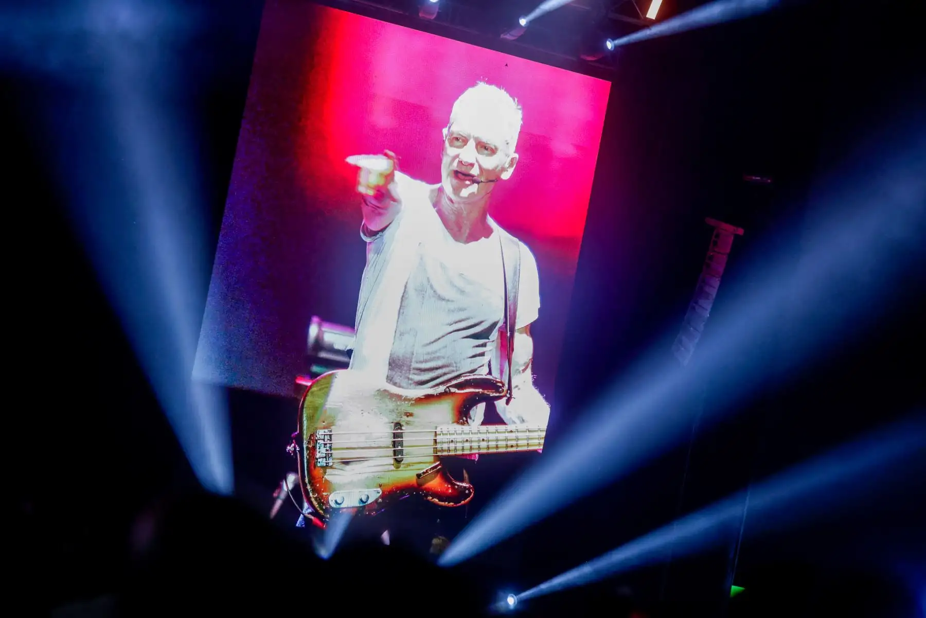 Sting regresó al Perú después de 14 años y deslumbró al público limeño con un espectacular concierto en Costa 21 como parte de su gira Sting 3.0. Con un show minimalista pero electrizante, repasó grandes éxitos como Message in a Bottle, Englishman in New York y Every Breath You Take. La noche cerró con Roxanne y Fragile, dejando a sus seguidores emocionados tras una presentación inolvidable. Foto: ANDINA/Luis Iparraguirre