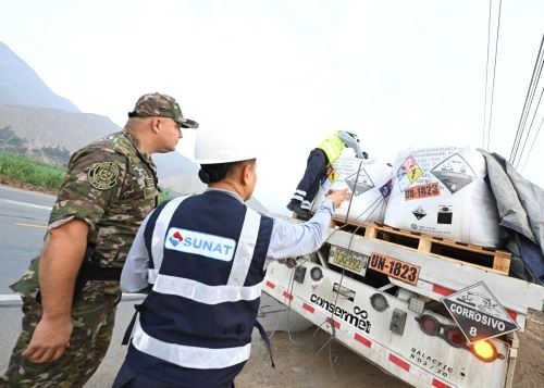 Más de 5,000 toneladas de productos mineros e insumos químicos no declarados dirigidos a la minería ilegal fueron incautados por la Sunat durante operativos ejecutados en la región La Libertad. ANDINA/Difusión