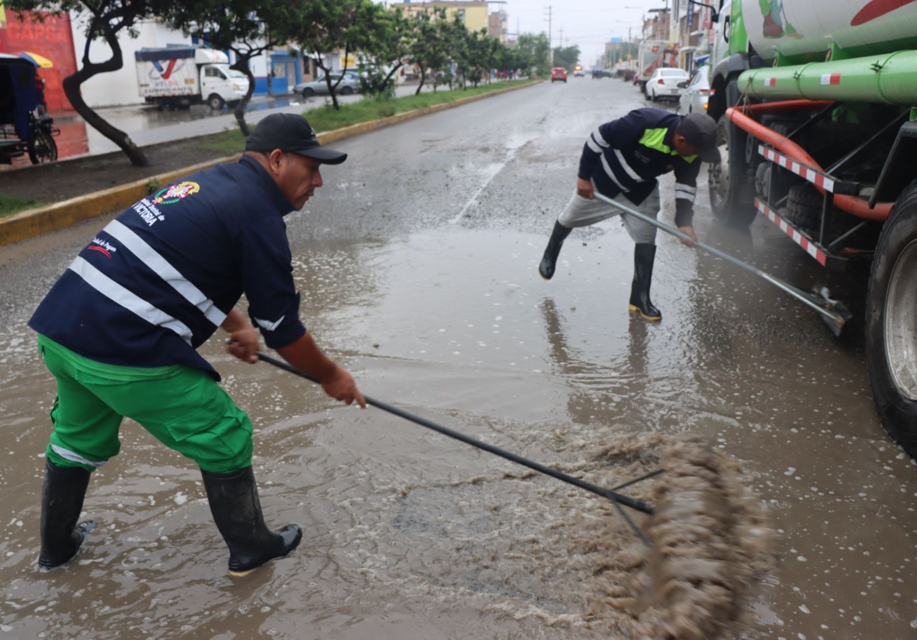 Trabajadores municipales evacúan agua acumulada en puntos críticos del distrito chiclayano de La Victoria, en la región Lambayeque. ANDINA/Difusión