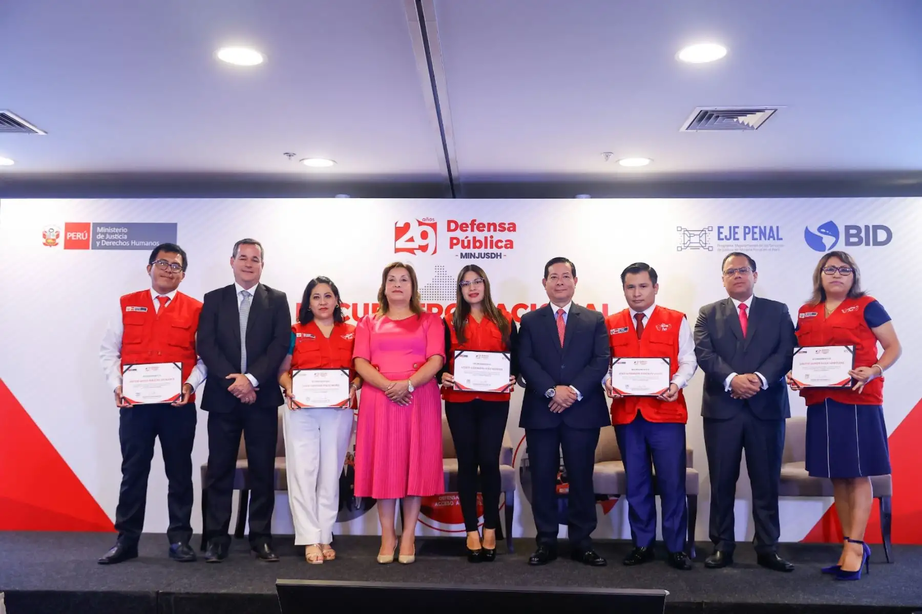 La presidenta de la república, Dina Boluarte, participa en el reconocimiento a los defensores públicos destacados, ello en el marco del 29 aniversario de creación de la Defensa Pública. Foto: ANDINA/Prensa Presidencia