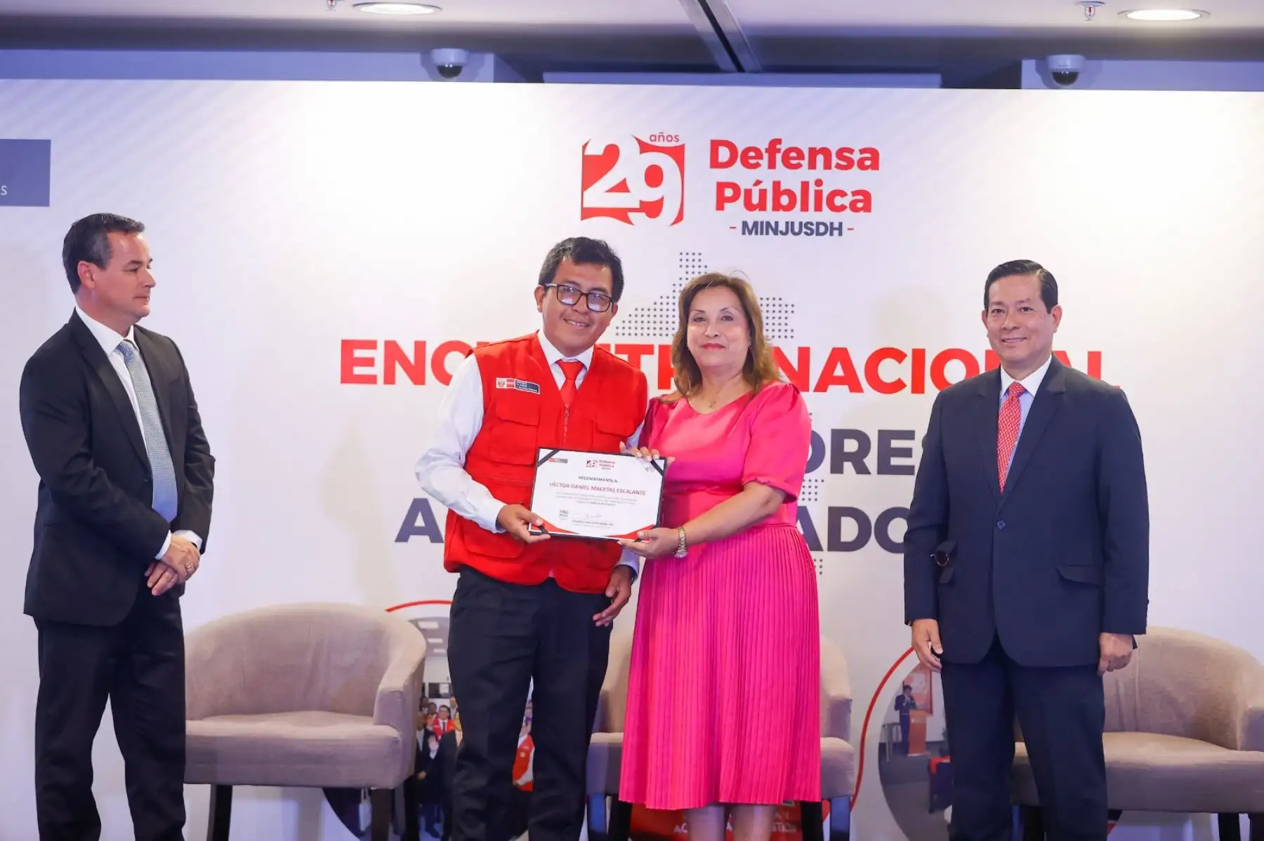 La presidenta de la república, Dina Boluarte, participa en el reconocimiento a los defensores públicos destacados, ello en el marco del 29 aniversario de creación de la Defensa Pública. Foto: ANDINA/Prensa Presidencia