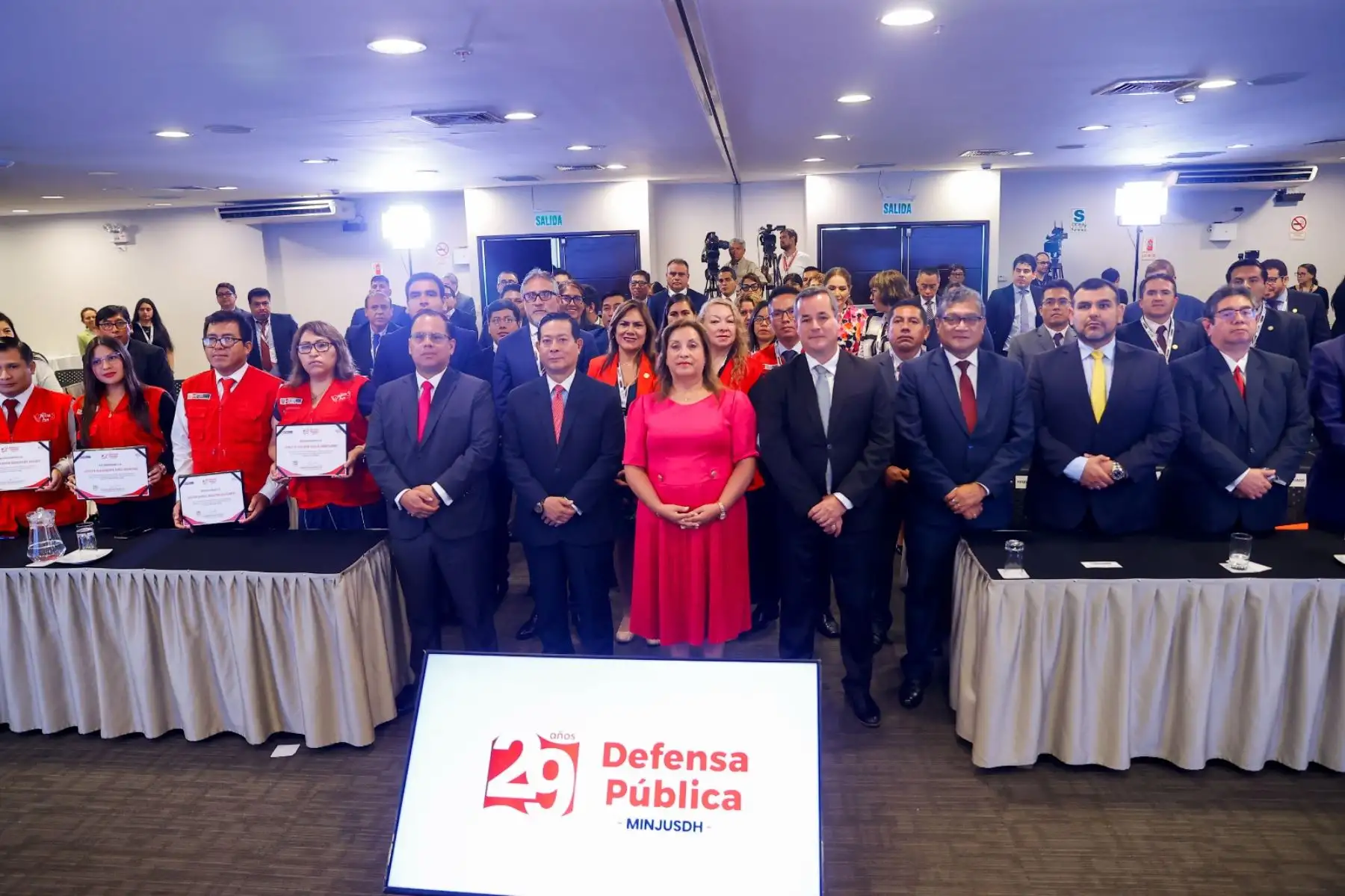 La presidenta de la república, Dina Boluarte, participa en el reconocimiento a los defensores públicos destacados, ello en el marco del 29 aniversario de creación de la Defensa Pública. Foto: ANDINA/Prensa Presidencia