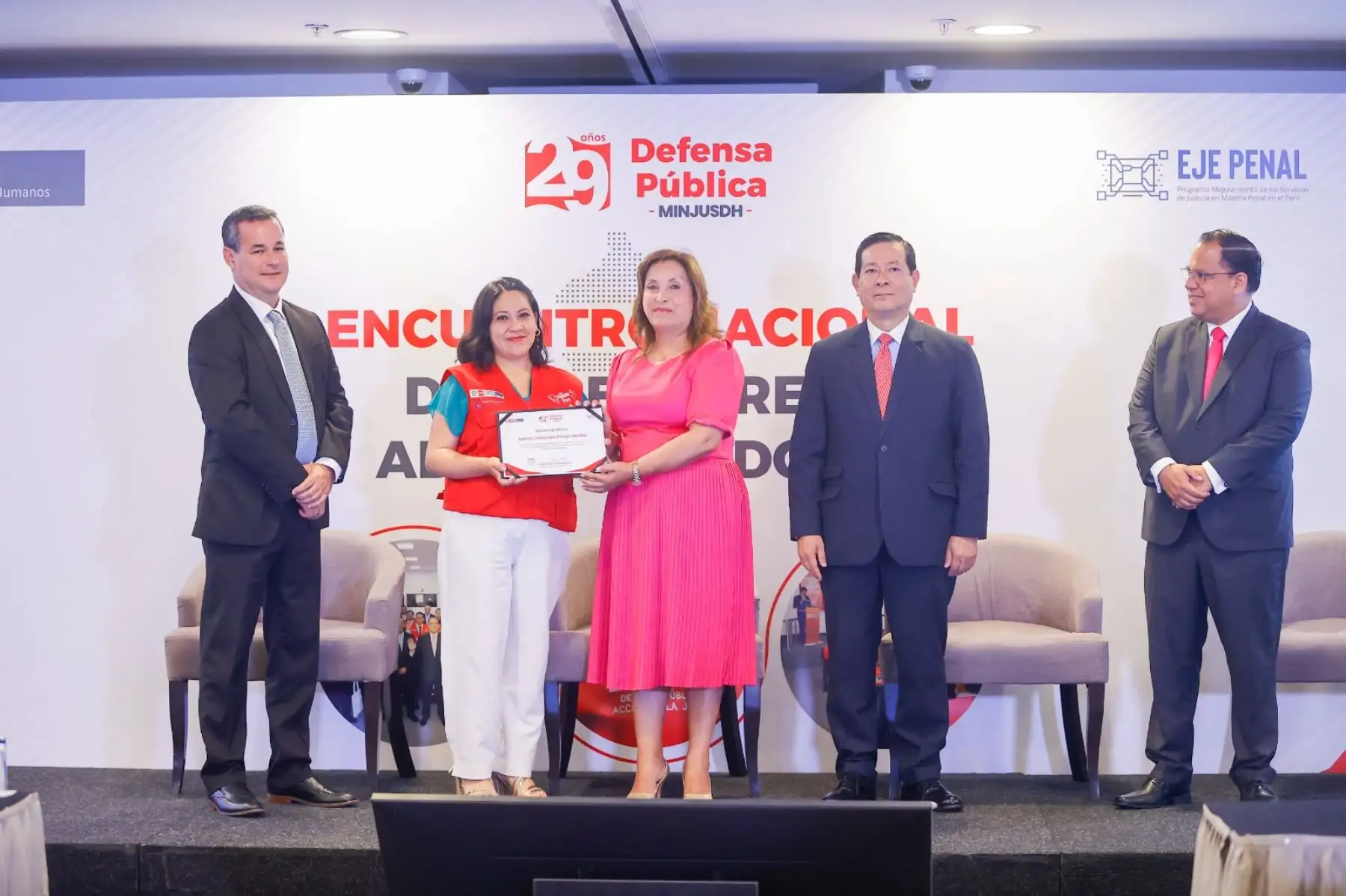 La presidenta de la república, Dina Boluarte, participa en el reconocimiento a los defensores públicos destacados, ello en el marco del 29 aniversario de creación de la Defensa Pública. Foto: ANDINA/Prensa Presidencia