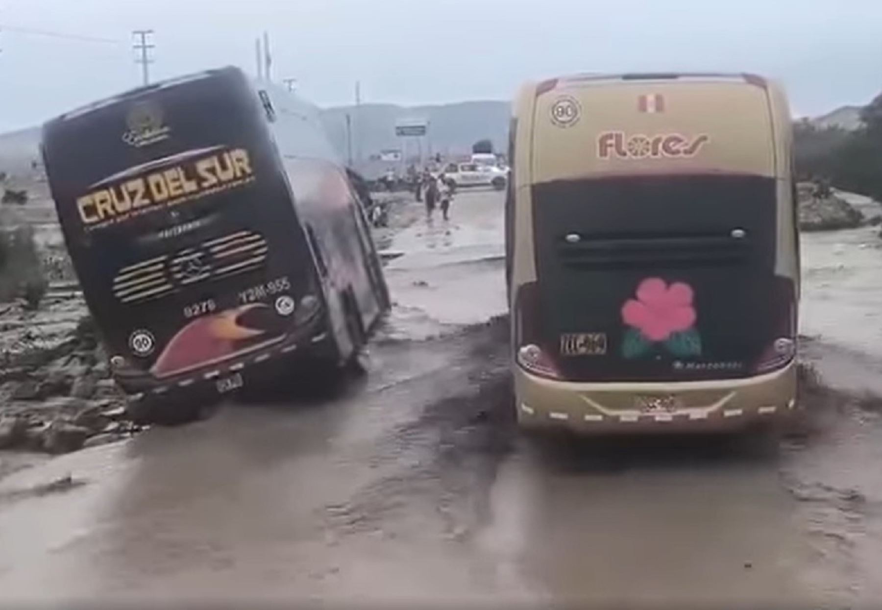 Así quedó varado, a un costado de la carretera, el bus interprovincial de la empresa Cruz del Sur que fue arrastrado por un huaico en el distrito de Ocucaje. La unidad cubría la ruta Lima-Arequipa.