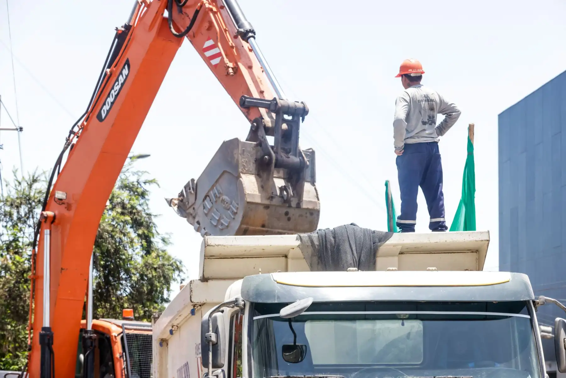 El desvío vehicular en la avenida Petit Thouars por las obras de renovación continúa vigente. La Municipalidad de Lima inició la rehabilitación de 6.2 km de esta vía, abarcando desde la avenida Ricardo Palma en Miraflores hasta la avenida 28 de Julio en el Cercado de Lima. Los trabajos incluyen la reparación de pistas, veredas y sardineles, con un plan de desvío vehicular implementado en dos etapas para minimizar el impacto en el tránsito. Foto: ANDINA/Luis Iparraguirre