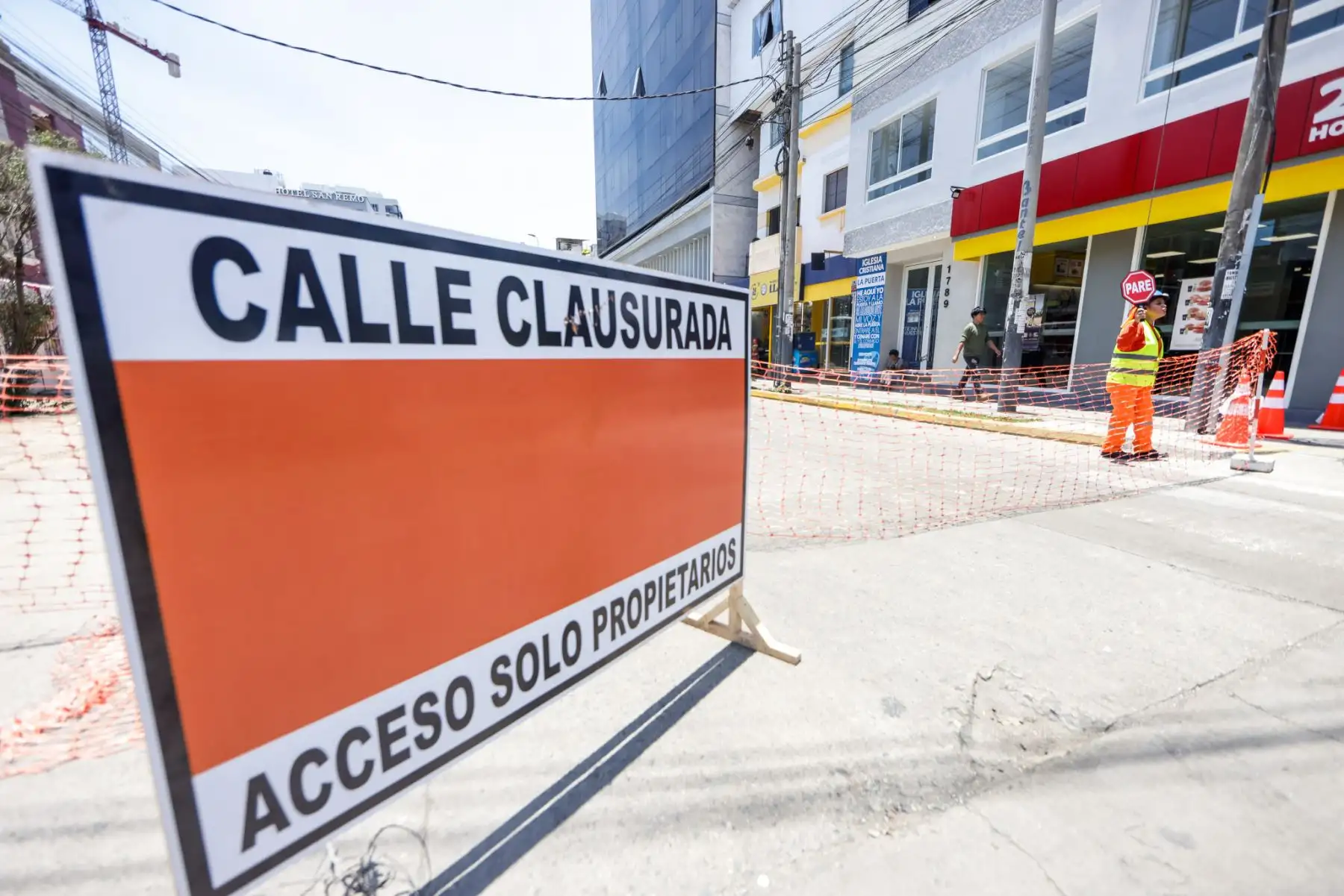 El desvío vehicular en la avenida Petit Thouars por las obras de renovación continúa vigente. La Municipalidad de Lima inició la rehabilitación de 6.2 km de esta vía, abarcando desde la avenida Ricardo Palma en Miraflores hasta la avenida 28 de Julio en el Cercado de Lima. Los trabajos incluyen la reparación de pistas, veredas y sardineles, con un plan de desvío vehicular implementado en dos etapas para minimizar el impacto en el tránsito. Foto: ANDINA/Luis Iparraguirre