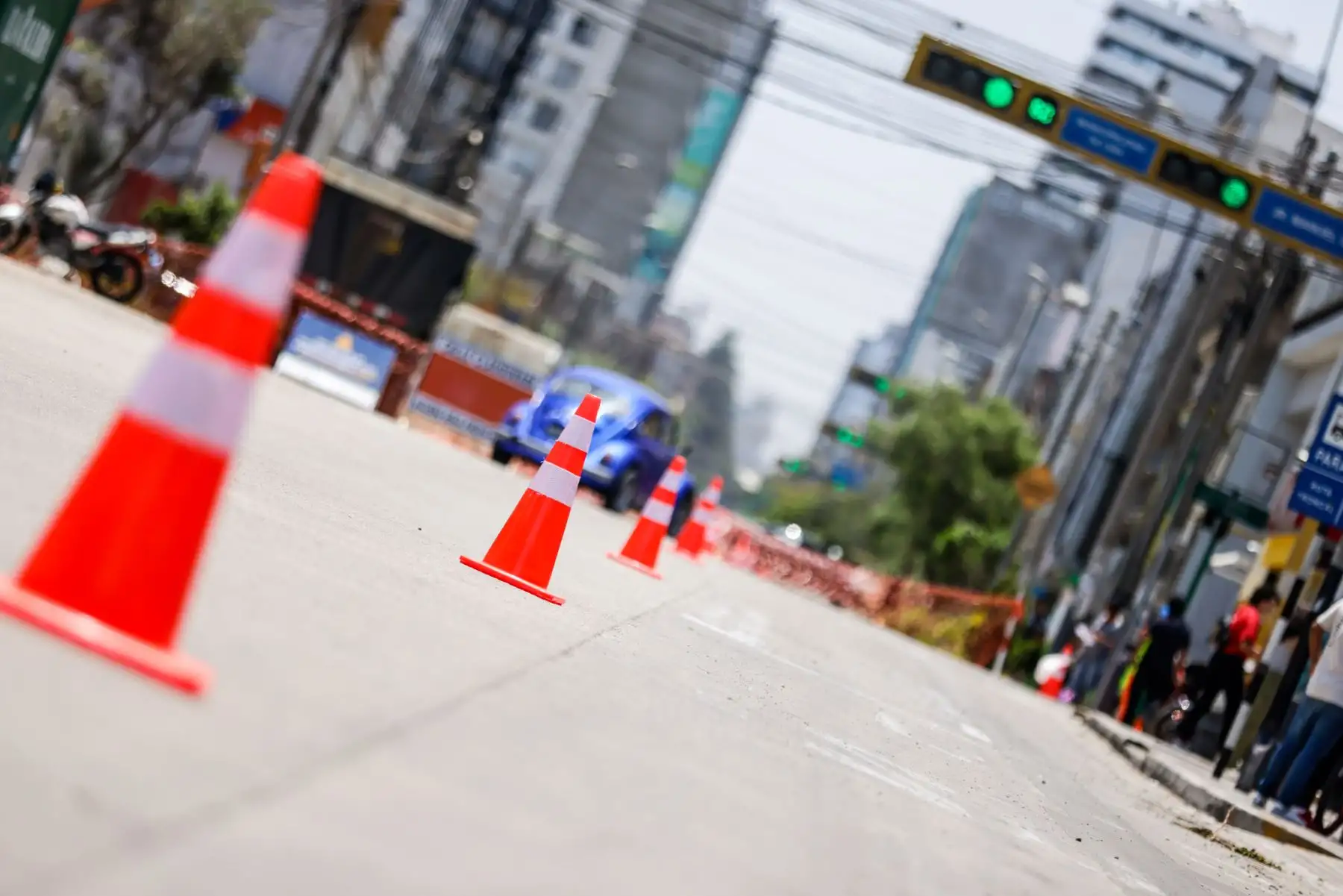 El desvío vehicular en la avenida Petit Thouars por las obras de renovación continúa vigente. La Municipalidad de Lima inició la rehabilitación de 6.2 km de esta vía, abarcando desde la avenida Ricardo Palma en Miraflores hasta la avenida 28 de Julio en el Cercado de Lima. Los trabajos incluyen la reparación de pistas, veredas y sardineles, con un plan de desvío vehicular implementado en dos etapas para minimizar el impacto en el tránsito. Foto: ANDINA/Luis Iparraguirre