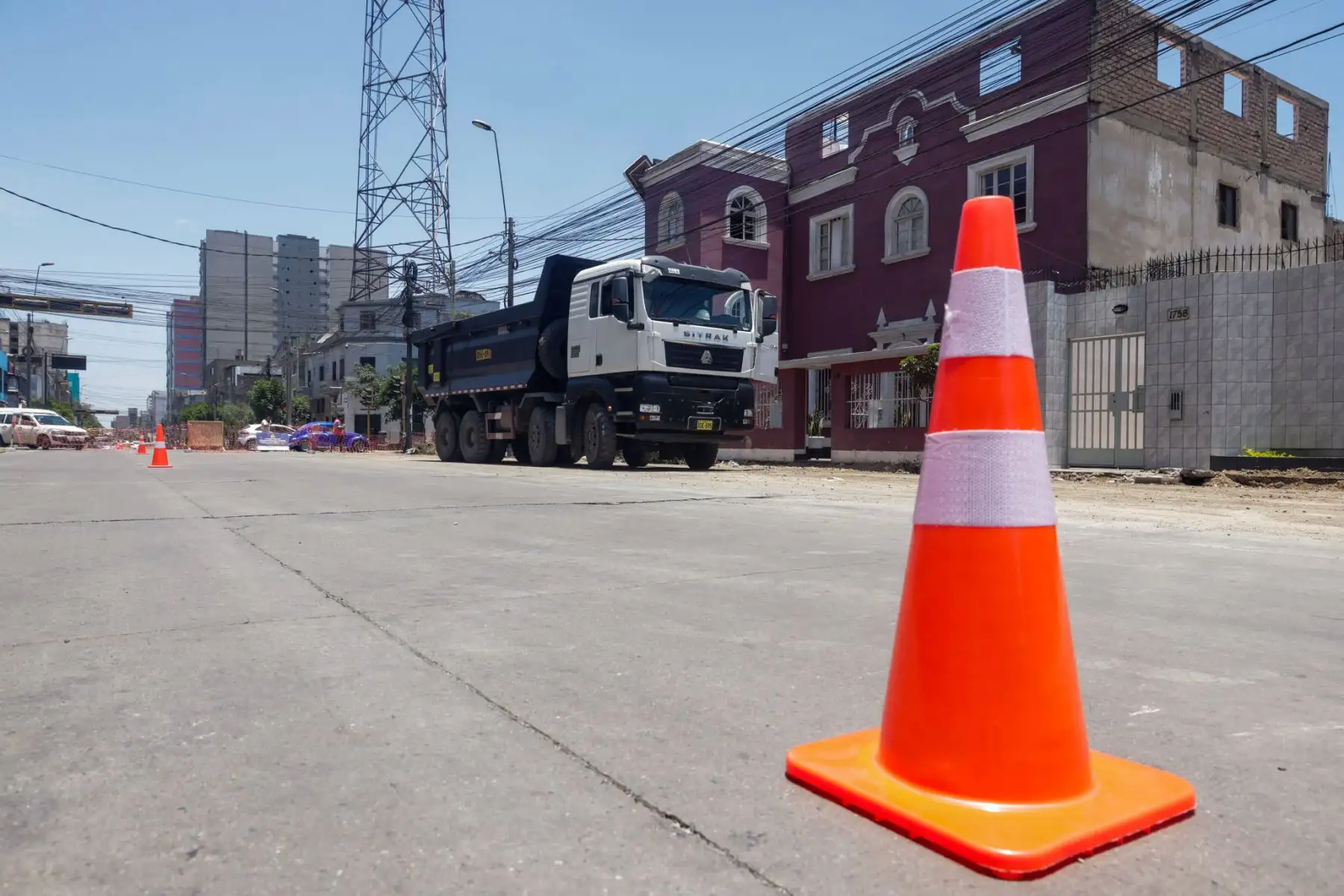 El desvío vehicular en la avenida Petit Thouars por las obras de renovación continúa vigente. La Municipalidad de Lima inició la rehabilitación de 6.2 km de esta vía, abarcando desde la avenida Ricardo Palma en Miraflores hasta la avenida 28 de Julio en el Cercado de Lima. Los trabajos incluyen la reparación de pistas, veredas y sardineles, con un plan de desvío vehicular implementado en dos etapas para minimizar el impacto en el tránsito. Foto: ANDINA/Luis Iparraguirre