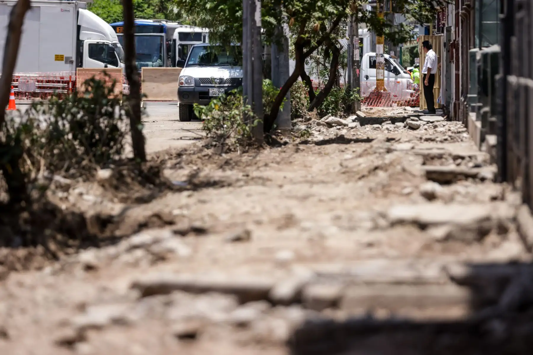 El desvío vehicular en la avenida Petit Thouars por las obras de renovación continúa vigente. La Municipalidad de Lima inició la rehabilitación de 6.2 km de esta vía, abarcando desde la avenida Ricardo Palma en Miraflores hasta la avenida 28 de Julio en el Cercado de Lima. Los trabajos incluyen la reparación de pistas, veredas y sardineles, con un plan de desvío vehicular implementado en dos etapas para minimizar el impacto en el tránsito. Foto: ANDINA/Luis Iparraguirre