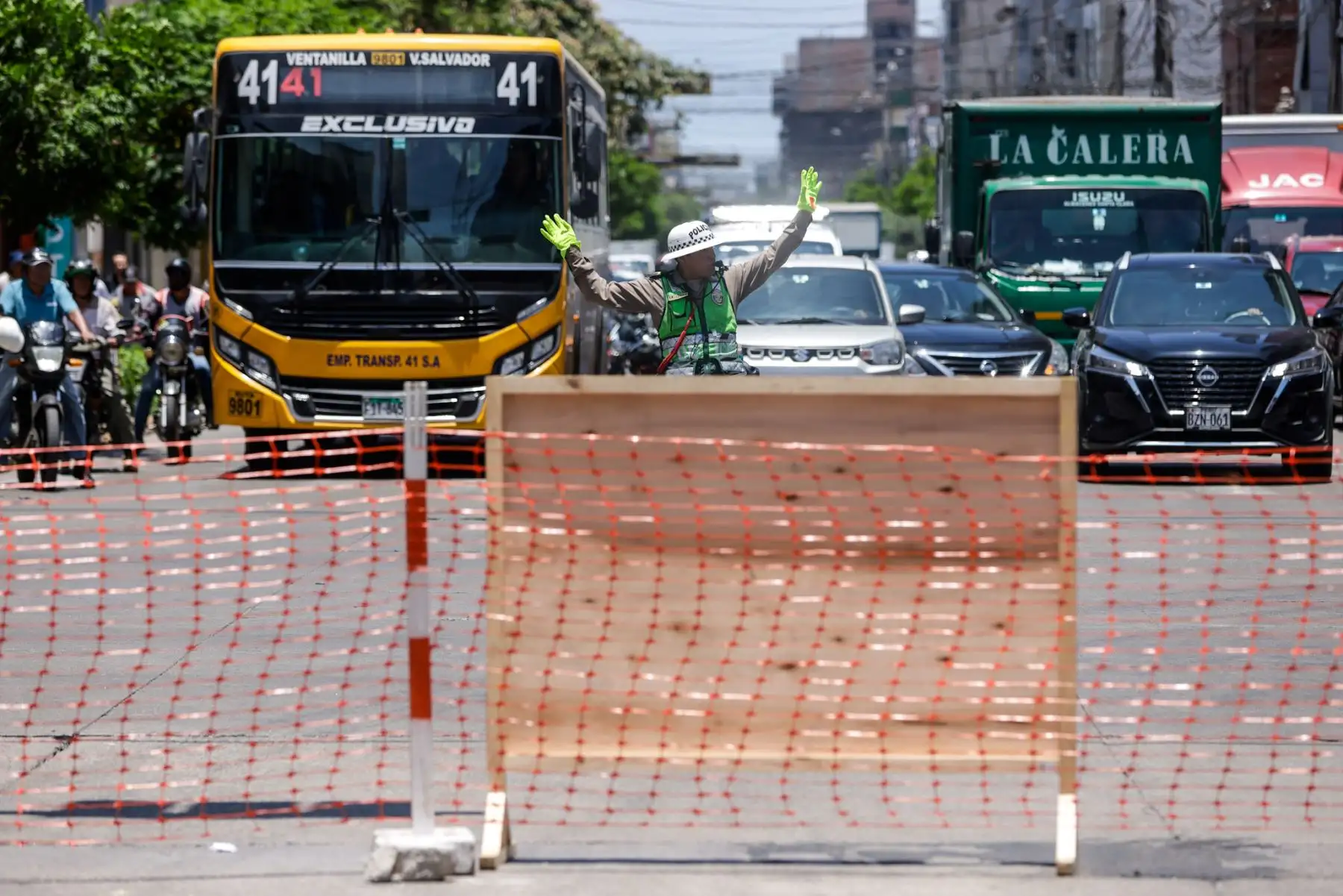El desvío vehicular en la avenida Petit Thouars por las obras de renovación continúa vigente. La Municipalidad de Lima inició la rehabilitación de 6.2 km de esta vía, abarcando desde la avenida Ricardo Palma en Miraflores hasta la avenida 28 de Julio en el Cercado de Lima. Los trabajos incluyen la reparación de pistas, veredas y sardineles, con un plan de desvío vehicular implementado en dos etapas para minimizar el impacto en el tránsito. Foto: ANDINA/Luis Iparraguirre