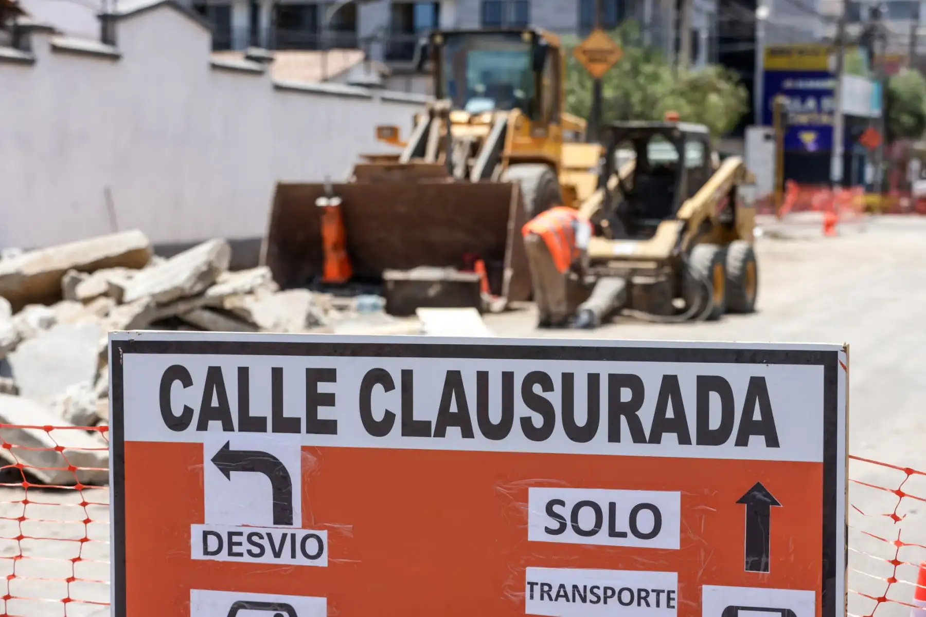 El desvío vehicular en la avenida Petit Thouars por las obras de renovación continúa vigente. La Municipalidad de Lima inició la rehabilitación de 6.2 km de esta vía, abarcando desde la avenida Ricardo Palma en Miraflores hasta la avenida 28 de Julio en el Cercado de Lima. Los trabajos incluyen la reparación de pistas, veredas y sardineles, con un plan de desvío vehicular implementado en dos etapas para minimizar el impacto en el tránsito. Foto: ANDINA/Luis Iparraguirre