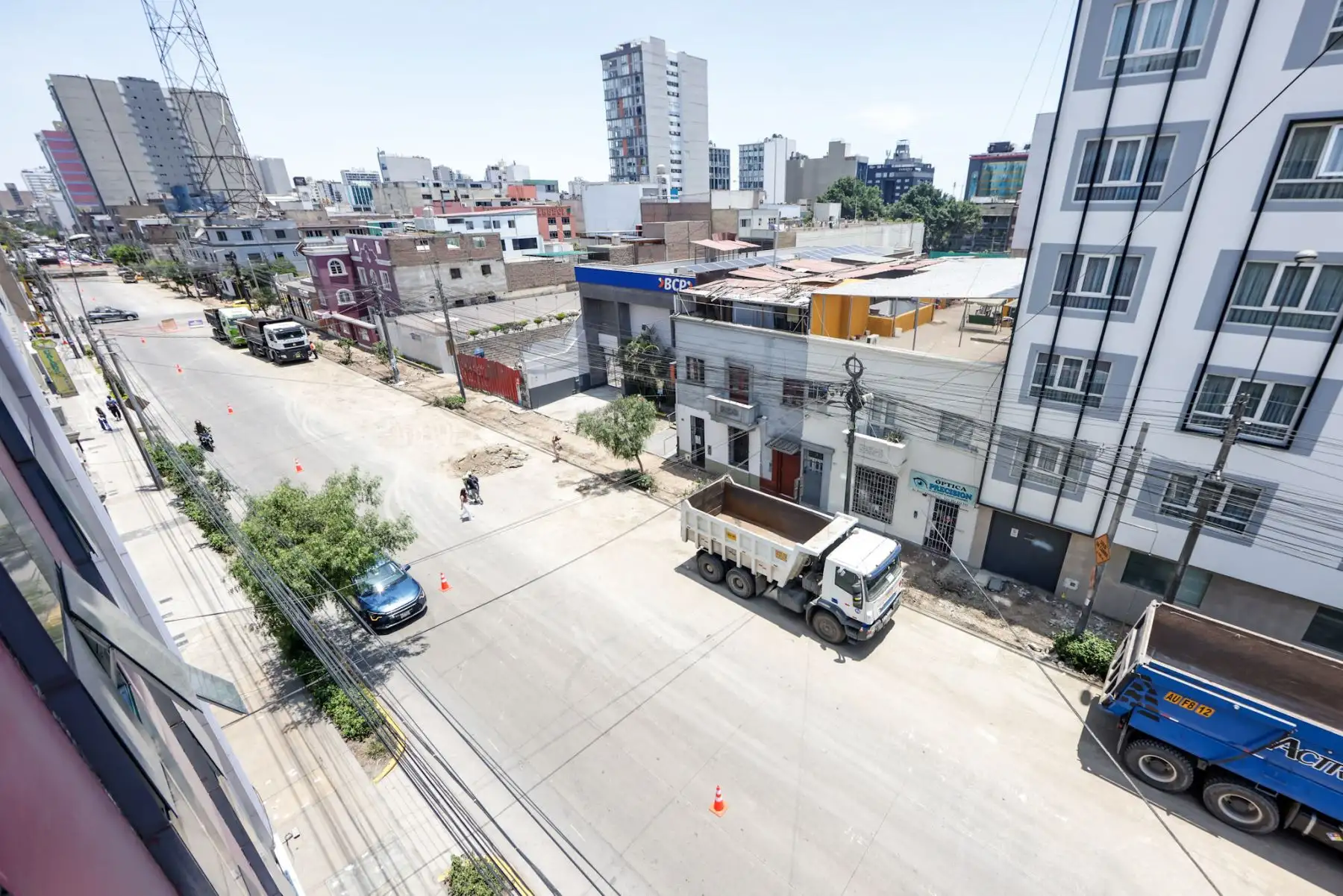 El desvío vehicular en la avenida Petit Thouars por las obras de renovación continúa vigente. La Municipalidad de Lima inició la rehabilitación de 6.2 km de esta vía, abarcando desde la avenida Ricardo Palma en Miraflores hasta la avenida 28 de Julio en el Cercado de Lima. Los trabajos incluyen la reparación de pistas, veredas y sardineles, con un plan de desvío vehicular implementado en dos etapas para minimizar el impacto en el tránsito. Foto: ANDINA/Luis Iparraguirre