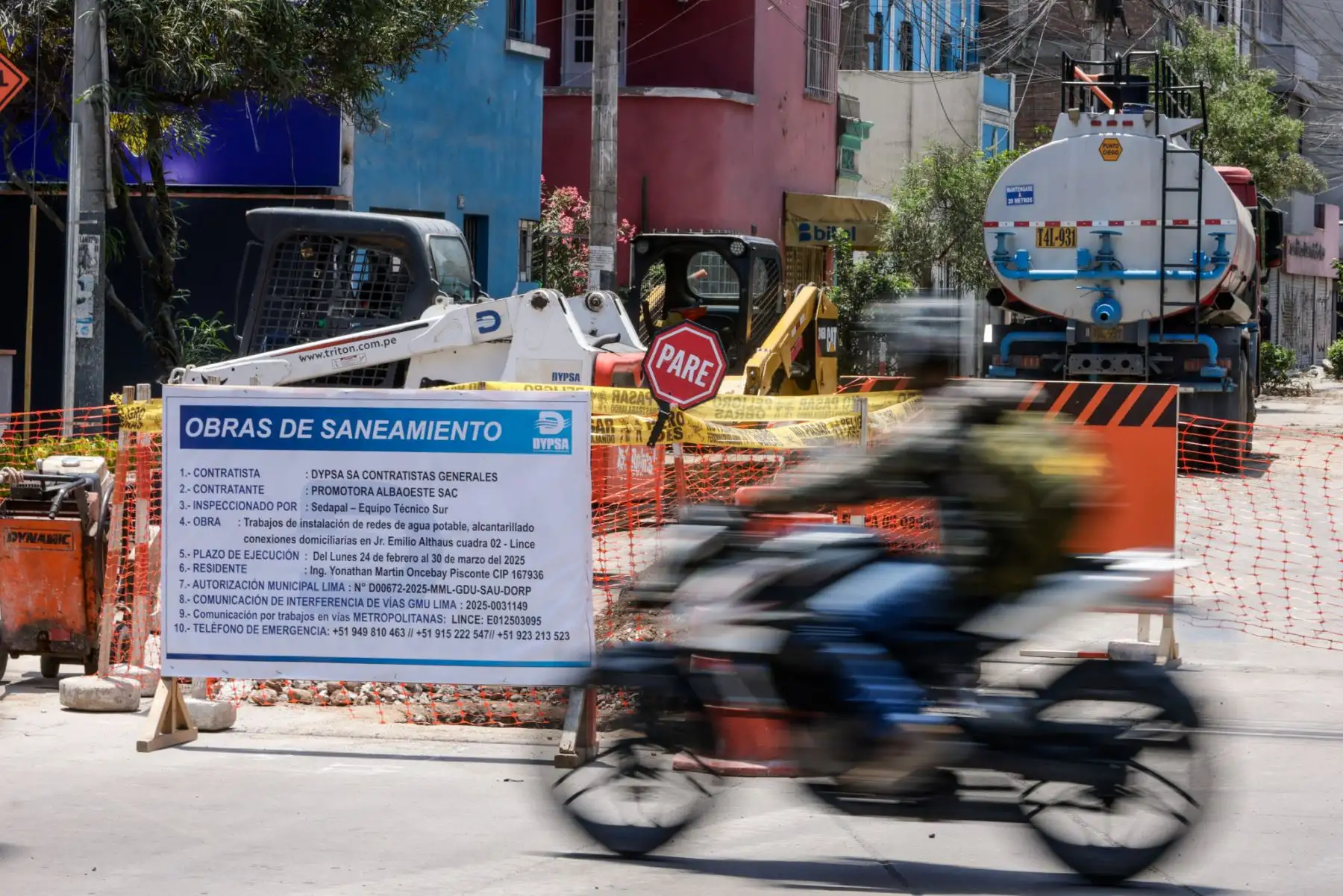El desvío vehicular en la avenida Petit Thouars por las obras de renovación continúa vigente. La Municipalidad de Lima inició la rehabilitación de 6.2 km de esta vía, abarcando desde la avenida Ricardo Palma en Miraflores hasta la avenida 28 de Julio en el Cercado de Lima. Los trabajos incluyen la reparación de pistas, veredas y sardineles, con un plan de desvío vehicular implementado en dos etapas para minimizar el impacto en el tránsito. Foto: ANDINA/Luis Iparraguirre