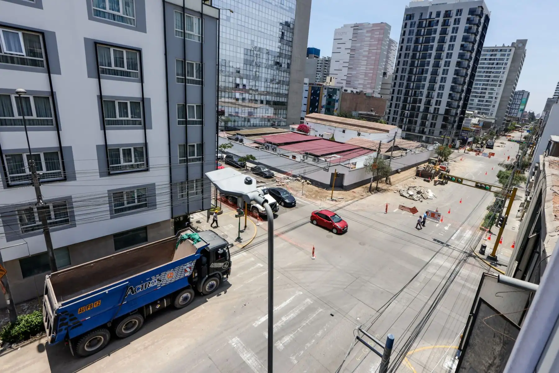 El desvío vehicular en la avenida Petit Thouars por las obras de renovación continúa vigente. La Municipalidad de Lima inició la rehabilitación de 6.2 km de esta vía, abarcando desde la avenida Ricardo Palma en Miraflores hasta la avenida 28 de Julio en el Cercado de Lima. Los trabajos incluyen la reparación de pistas, veredas y sardineles, con un plan de desvío vehicular implementado en dos etapas para minimizar el impacto en el tránsito. Foto: ANDINA/Luis Iparraguirre