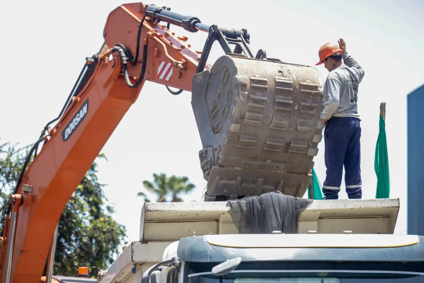 El desvío vehicular en la avenida Petit Thouars por las obras de renovación continúa vigente. La Municipalidad de Lima inició la rehabilitación de 6.2 km de esta vía, abarcando desde la avenida Ricardo Palma en Miraflores hasta la avenida 28 de Julio en el Cercado de Lima. Los trabajos incluyen la reparación de pistas, veredas y sardineles, con un plan de desvío vehicular implementado en dos etapas para minimizar el impacto en el tránsito. Foto: ANDINA/Luis Iparraguirre