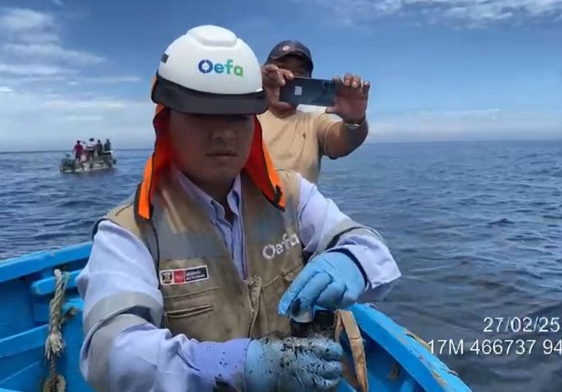 Especialistas del OEFA supervisan la presencia de mancha oleosa en zona de la playa Pariñas, en la provincia piurana de Talara. ANDINA/Difusión