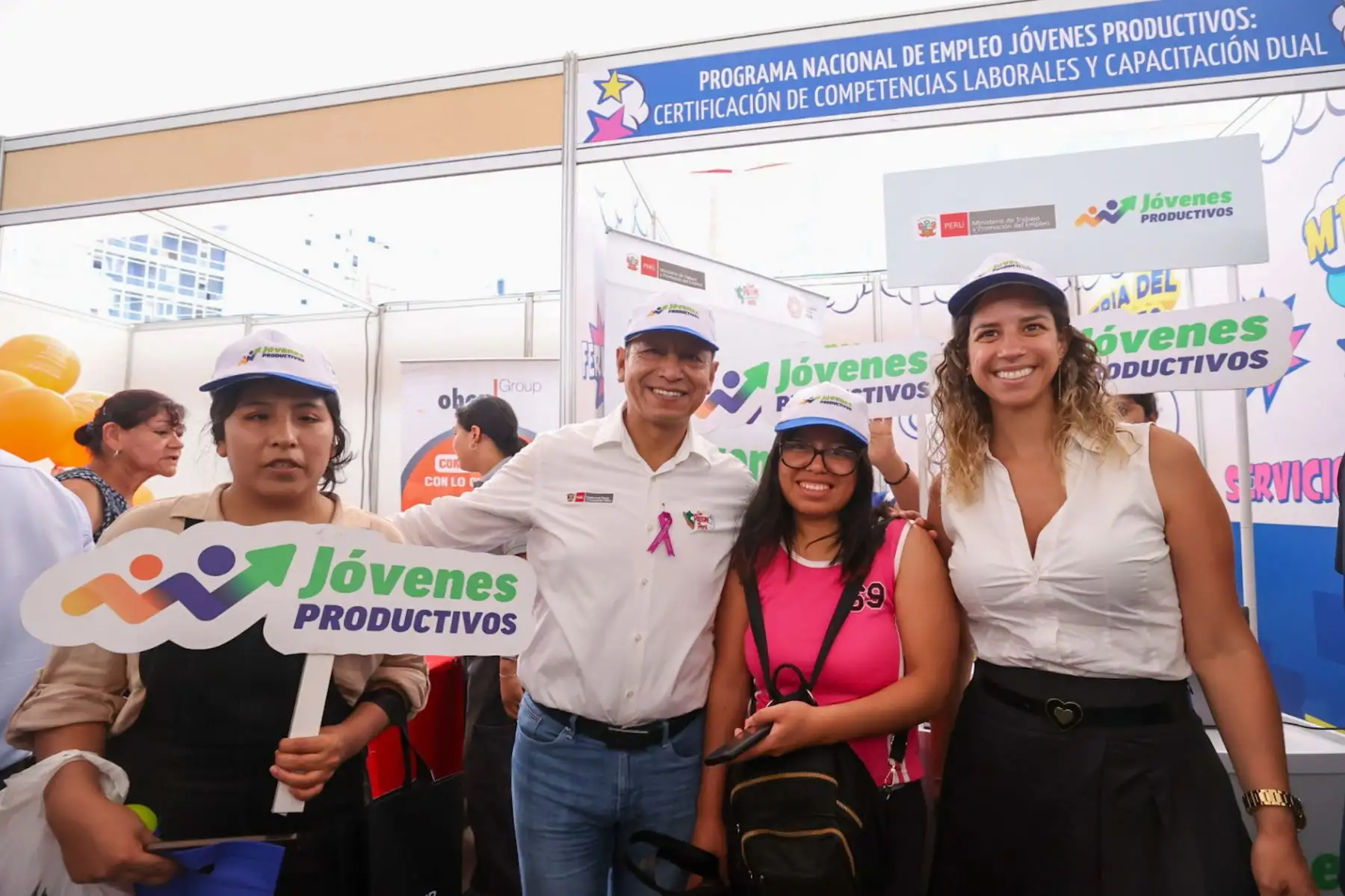 El ministro de Trabajo Daniel Maurate, recorrió stands de la Feria del Empleo 2025 en el cual se ofrecerán más de 8000 vacantes laborales.

Foto: ANDINA/Juan Carlos Guzmán Negrini