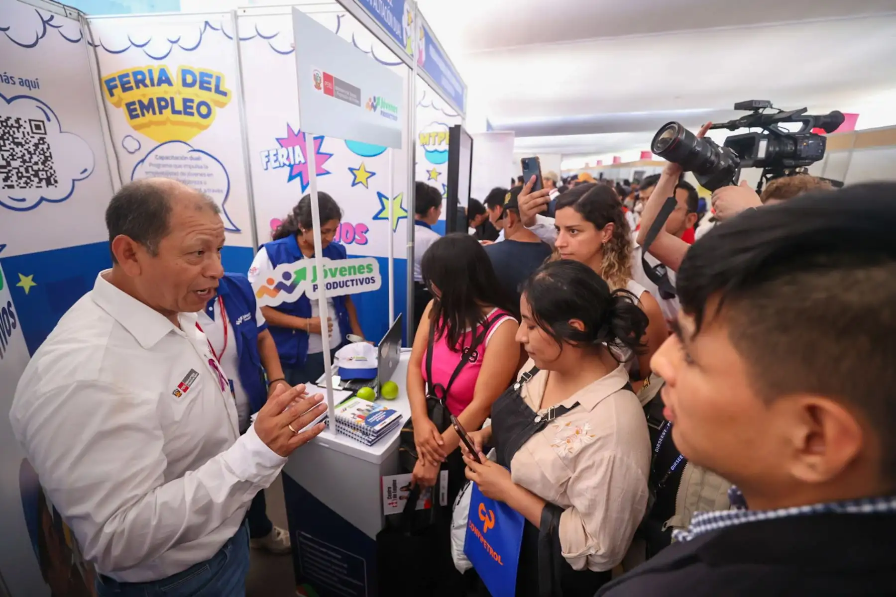 El ministro de Trabajo Daniel Maurate, recorrió stands de la Feria del Empleo 2025 en el cual se ofrecerán más de 8000 vacantes laborales.

Foto: ANDINA/Juan Carlos Guzmán Negrini