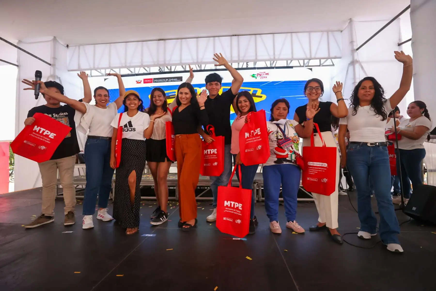 Feria del Empleo promovida por el ministerio de Trabajo, ofrece cerca de 8000 mil vacantes laborales. Los asistentes accederán también a los servicios de unas 300 instituciones públicas y fortalecerán sus competencias con conferencias gratuitas.

Foto: ANDINA/Juan Carlos Guzmán Negrini