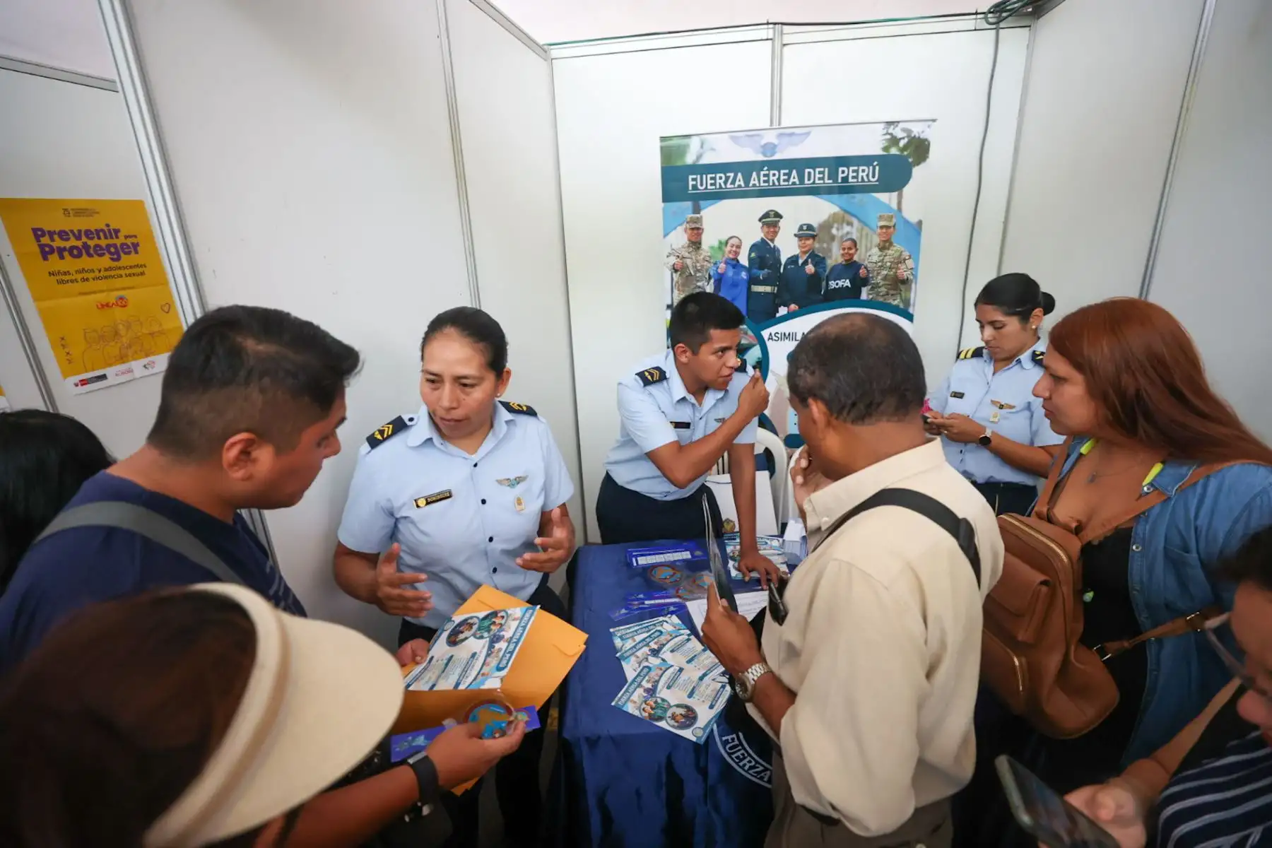 Feria del Empleo promovida por el ministerio de Trabajo, ofrece cerca de 8000 mil vacantes laborales. Los asistentes accederán también a los servicios de unas 300 instituciones públicas y fortalecerán sus competencias con conferencias gratuitas.

Foto: ANDINA/Juan Carlos Guzmán Negrini