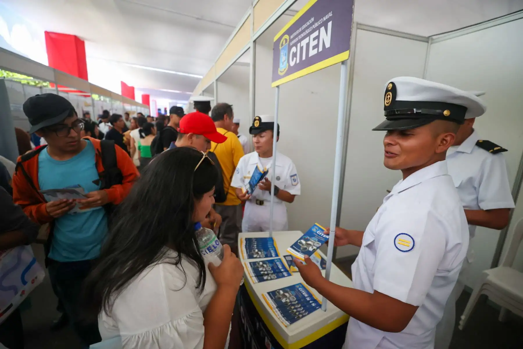 Feria del Empleo promovida por el ministerio de Trabajo, ofrece cerca de 8000 mil vacantes laborales. Los asistentes accederán también a los servicios de unas 300 instituciones públicas y fortalecerán sus competencias con conferencias gratuitas.

Foto: ANDINA/Juan Carlos Guzmán Negrini