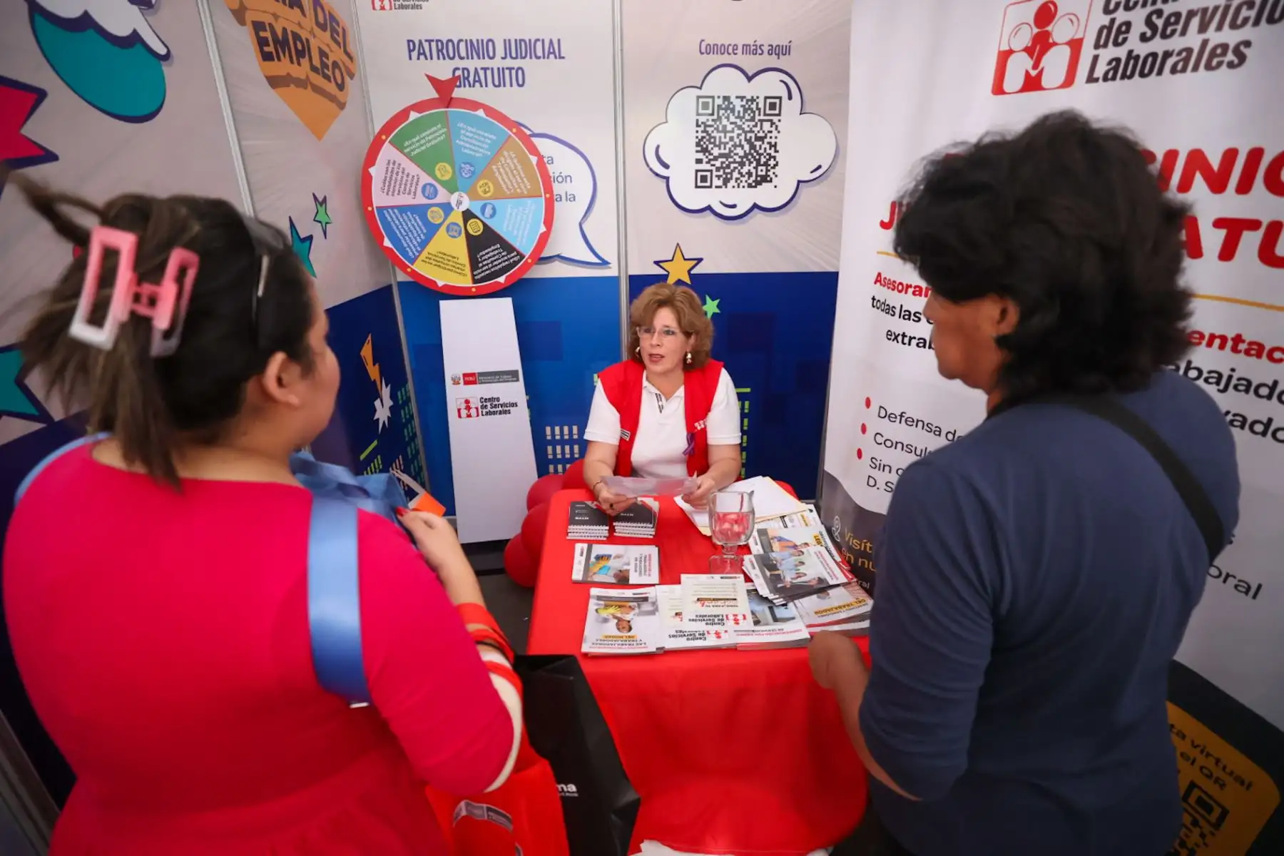 Feria del Empleo promovida por el ministerio de Trabajo, ofrece cerca de 8000 mil vacantes laborales. Los asistentes accederán también a los servicios de unas 300 instituciones públicas y fortalecerán sus competencias con conferencias gratuitas.

Foto: ANDINA/Juan Carlos Guzmán Negrini